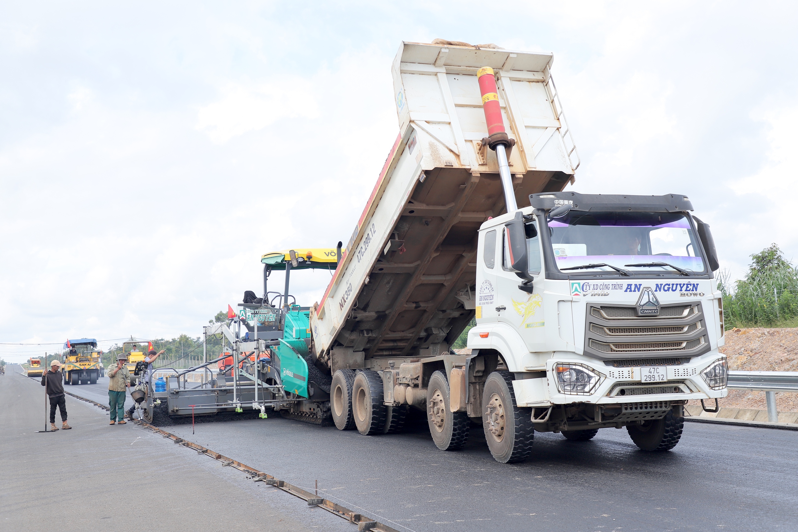 Cận cảnh từng mét thảm bê tông nhựa định hình diện mạo cao tốc Khánh Hòa - Buôn Ma Thuột- Ảnh 3.