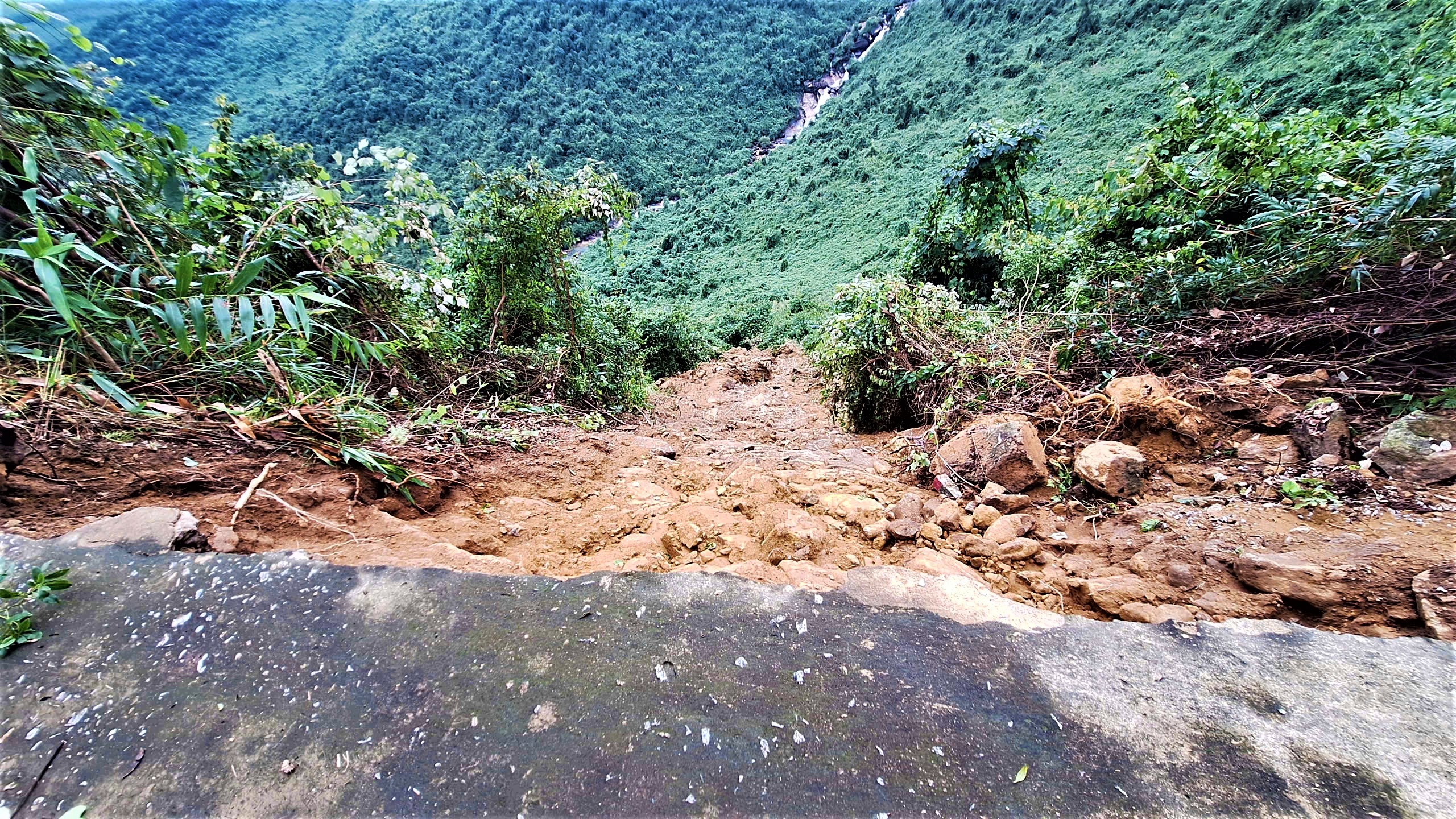 Toàn cảnh tuyến đường lên đỉnh Bạch Mã sạt lở nghiêm trọng, cuốn trôi chốt bảo vệ- Ảnh 4. Toàn cảnh tuyến đường lên đỉnh Bạch Mã sạt lở nghiêm trọng, cuốn trôi chốt bảo vệ- Ảnh 4.