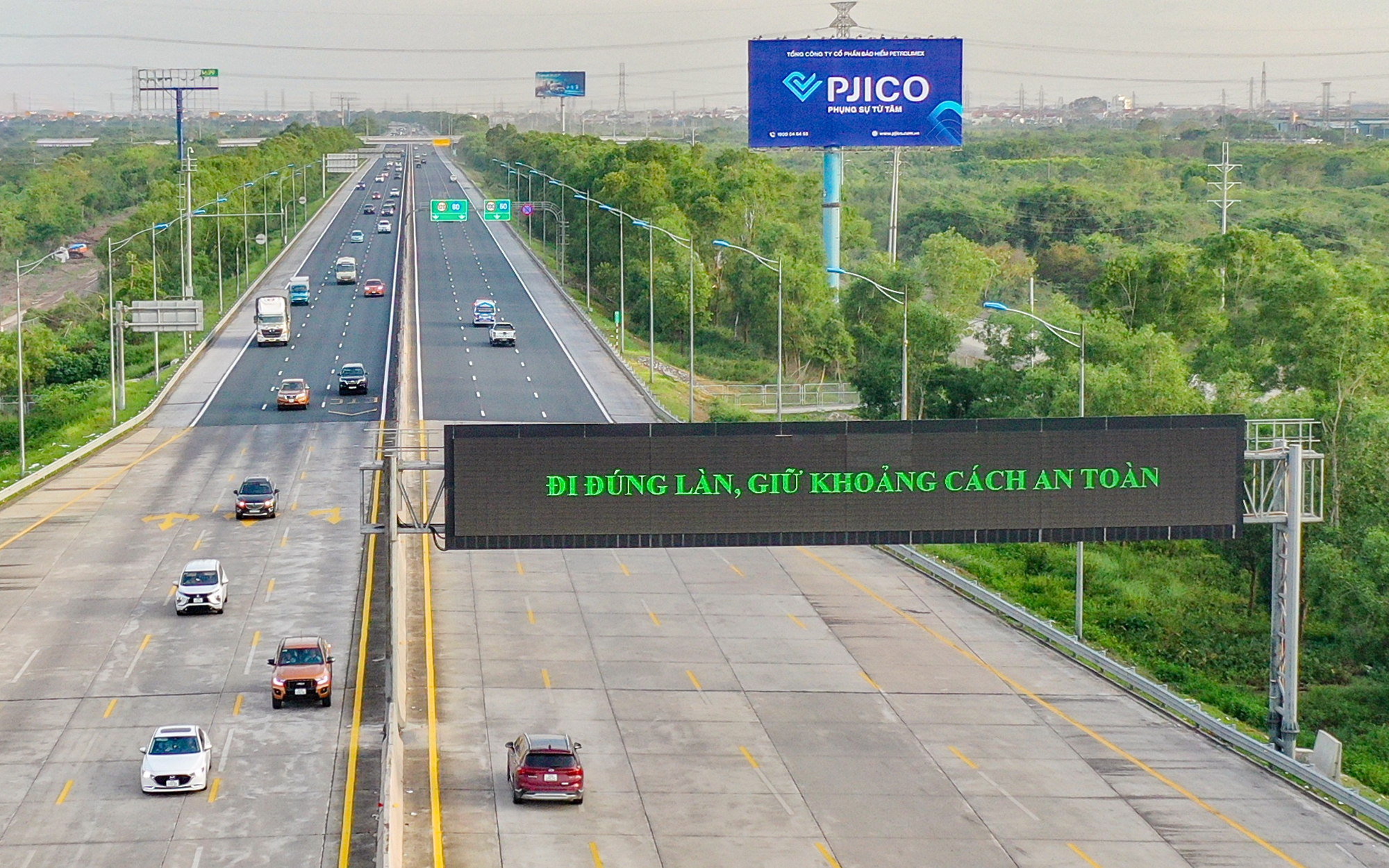 Nh&acirc;n rộng ph&acirc;n l&agrave;n, ph&acirc;n luồng lại tr&ecirc;n cao tốc