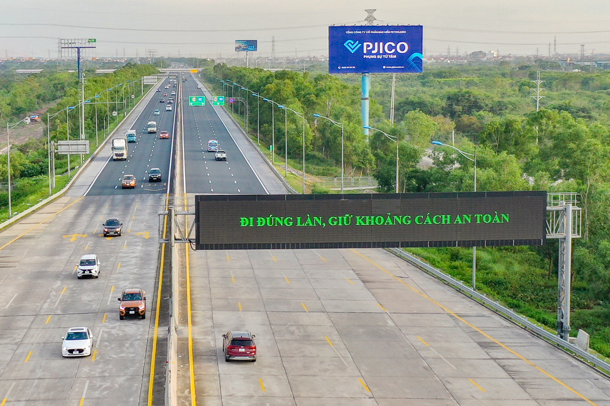 Nhân rộng phân làn, phân luồng lại trên cao tốc- Ảnh 2. Nhân rộng phân làn, phân luồng lại trên cao tốc- Ảnh 2.