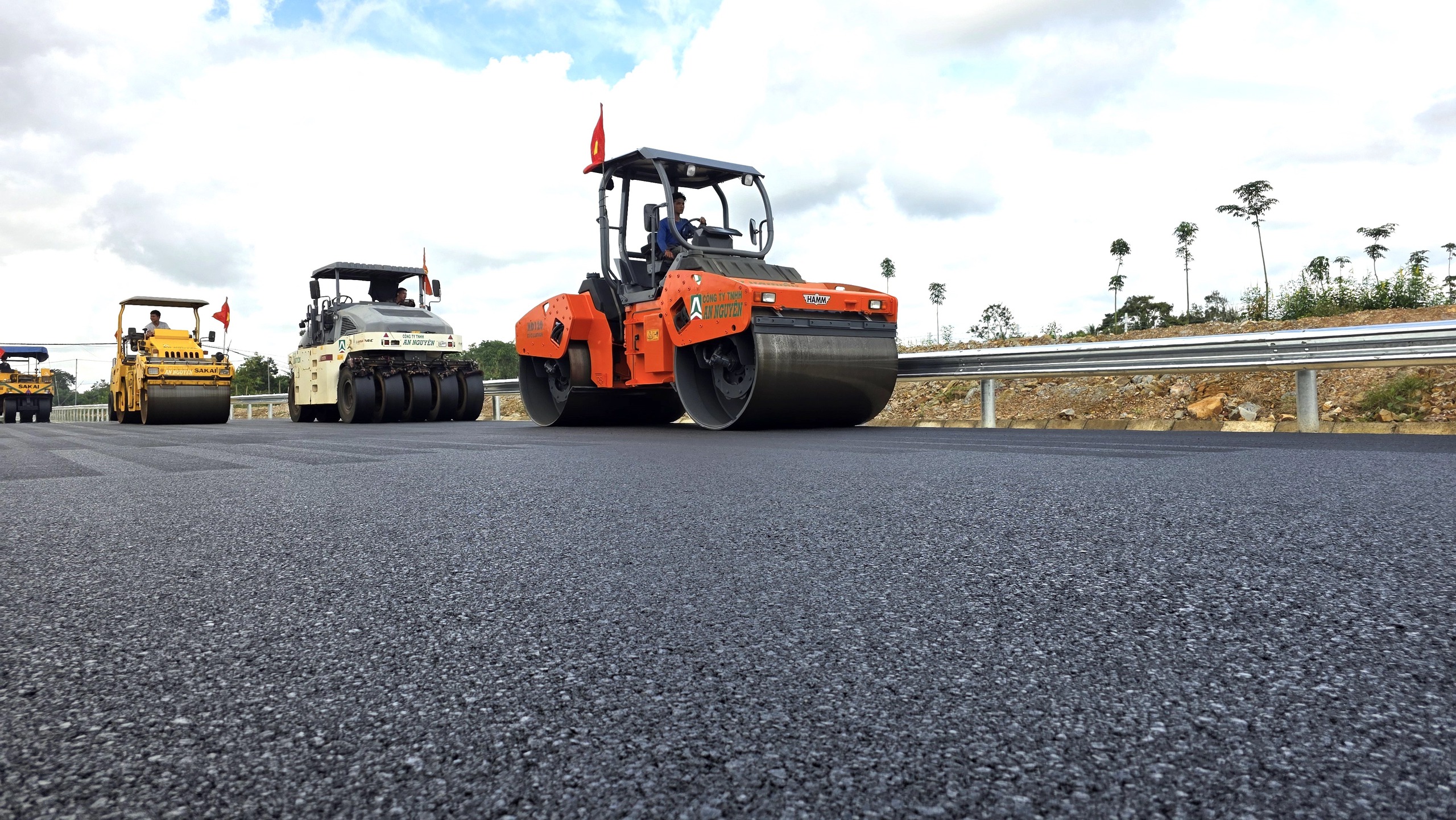 Cận cảnh từng mét thảm bê tông nhựa định hình diện mạo cao tốc Khánh Hòa - Buôn Ma Thuột- Ảnh 9.