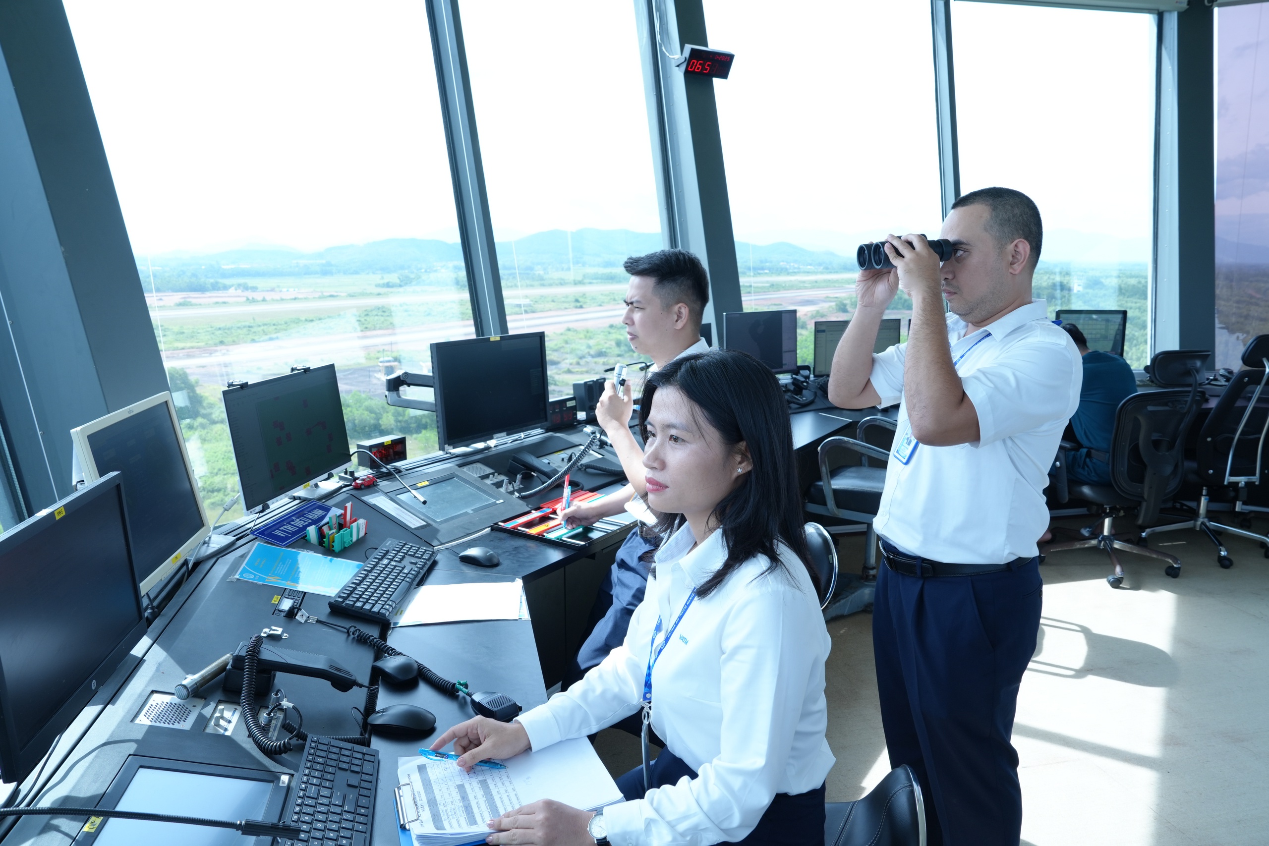 Hàng loạt chuyến bay bị ảnh hưởng bởi bão Kalmaegi- Ảnh 2. Hàng loạt chuyến bay bị ảnh hưởng bởi bão Kalmaegi- Ảnh 2.