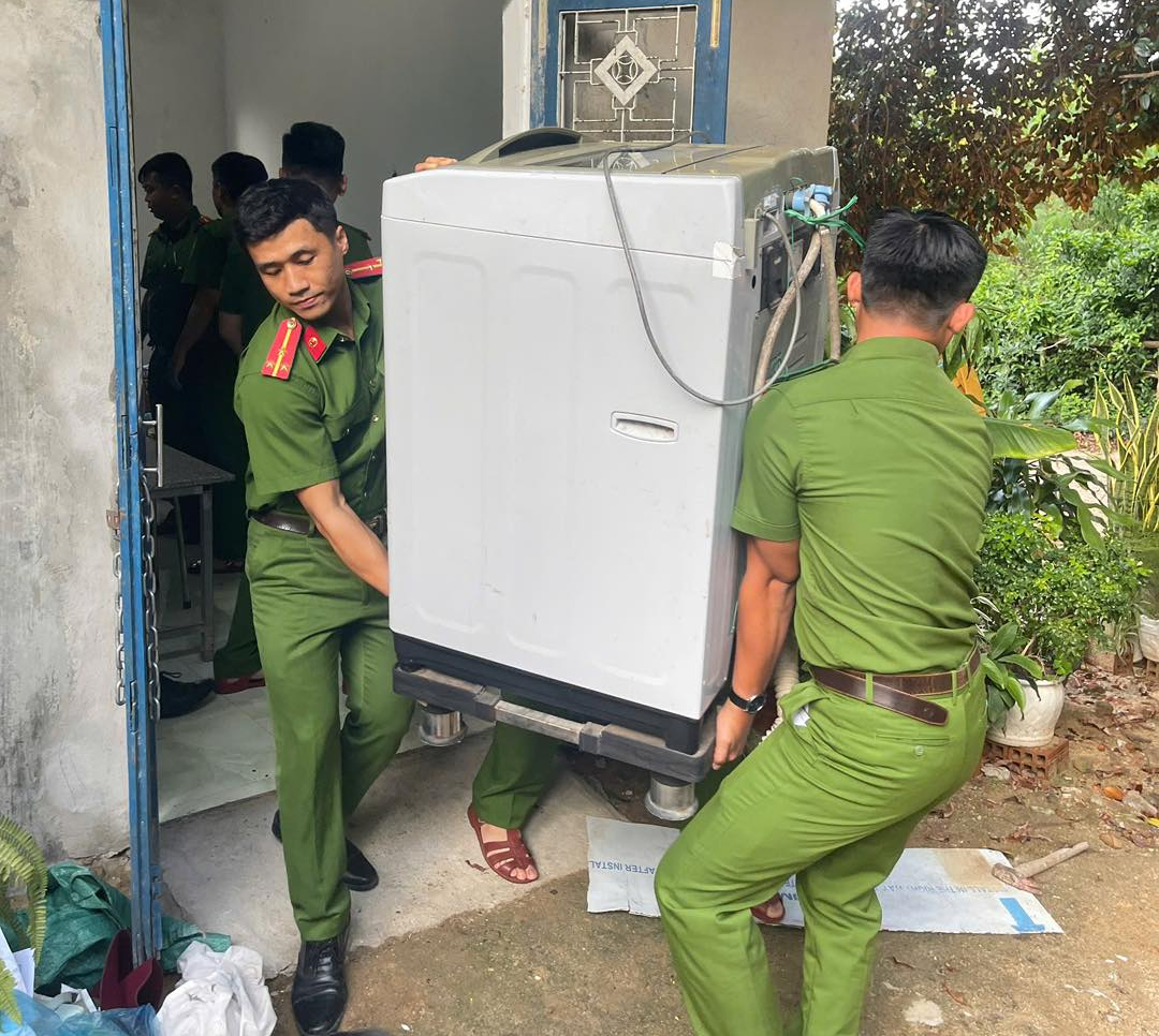 Công an Gia Lai di dời, chằng chống nhà cửa giúp dân chống bão- Ảnh 9.