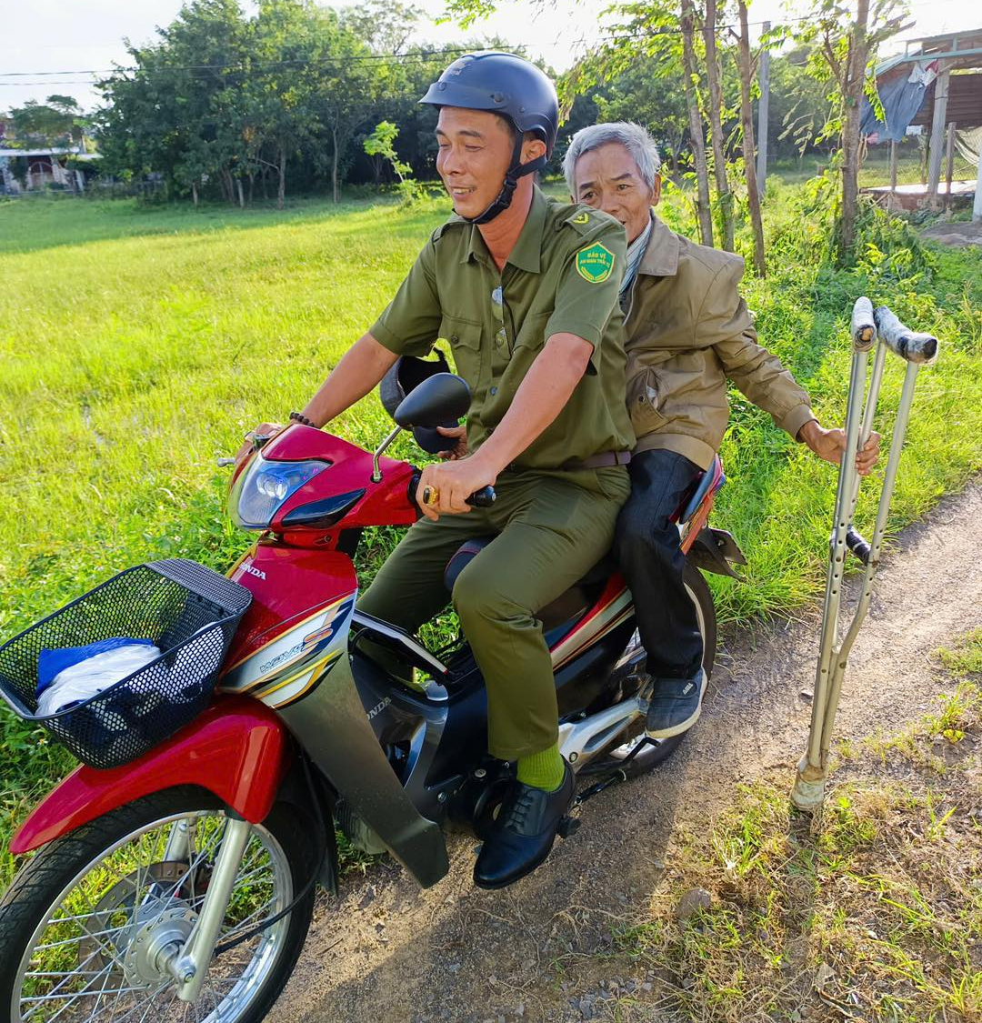 Công an Gia Lai di dời, chằng chống nhà cửa giúp dân chống bão- Ảnh 8.