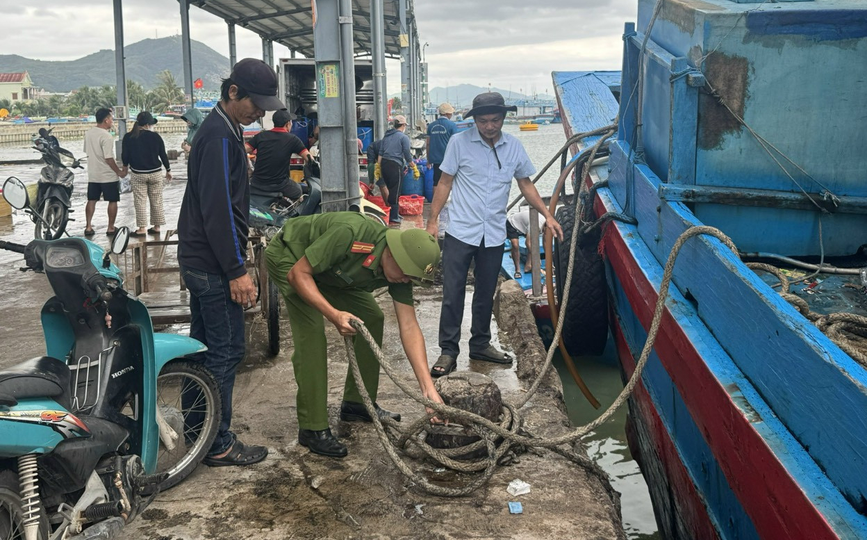 Công an Gia Lai di dời, chằng chống nhà cửa giúp dân chống bão- Ảnh 2.