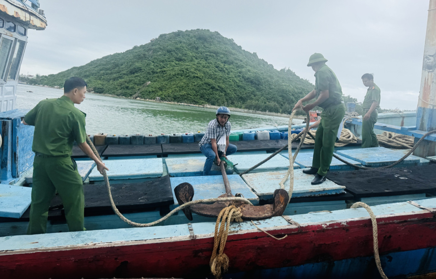 Công an Gia Lai di dời, chằng chống nhà cửa giúp dân chống bão- Ảnh 1.