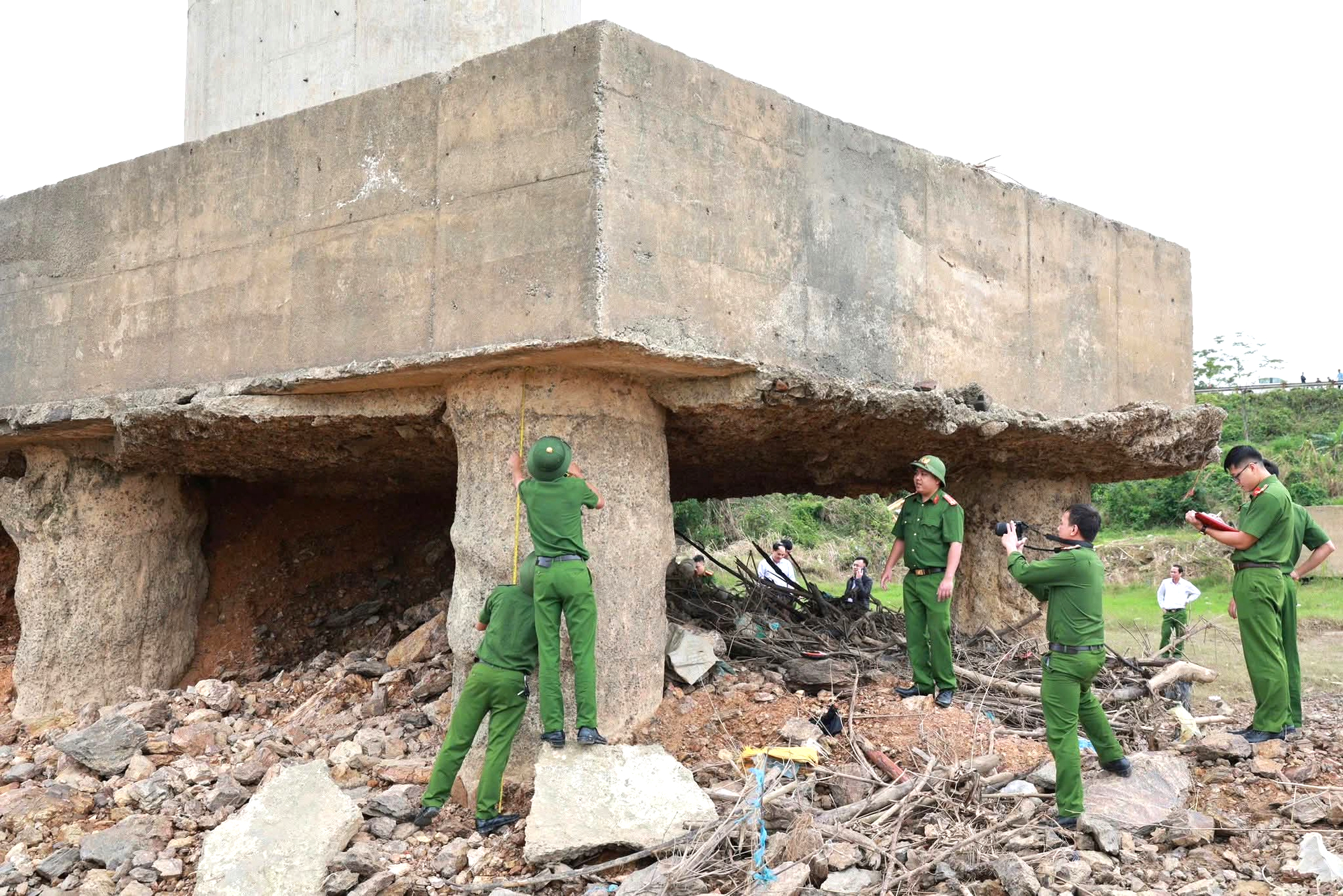Công an tỉnh Phú Thọ vào cuộc vụ cầu sông Lô xuống cấp nghiêm trọng- Ảnh 1.