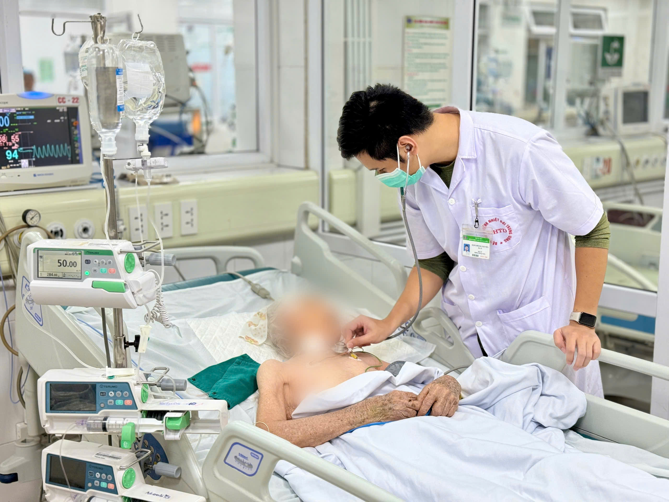 Mùa lạnh, tăng nguy cơ đột quỵ, viêm phổi nặng ở người cao tuổi- Ảnh 1. Mùa lạnh, tăng nguy cơ đột quỵ, viêm phổi nặng ở người cao tuổi- Ảnh 1.