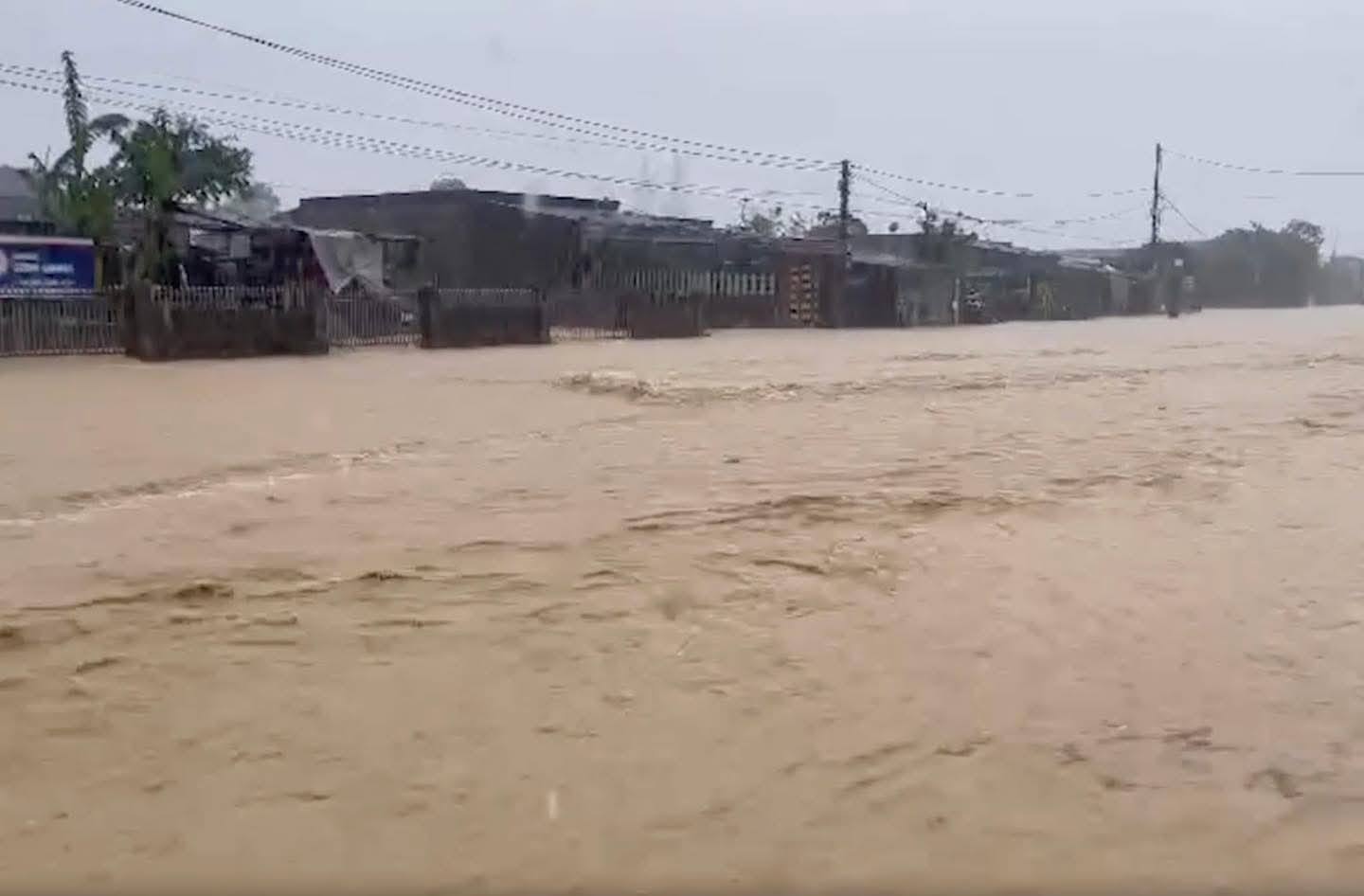 Người dân Hà Tĩnh sẻ chia và đùm bọc nhau trong mưa lũ- Ảnh 1. Người dân Hà Tĩnh sẻ chia và đùm bọc nhau trong mưa lũ- Ảnh 1.