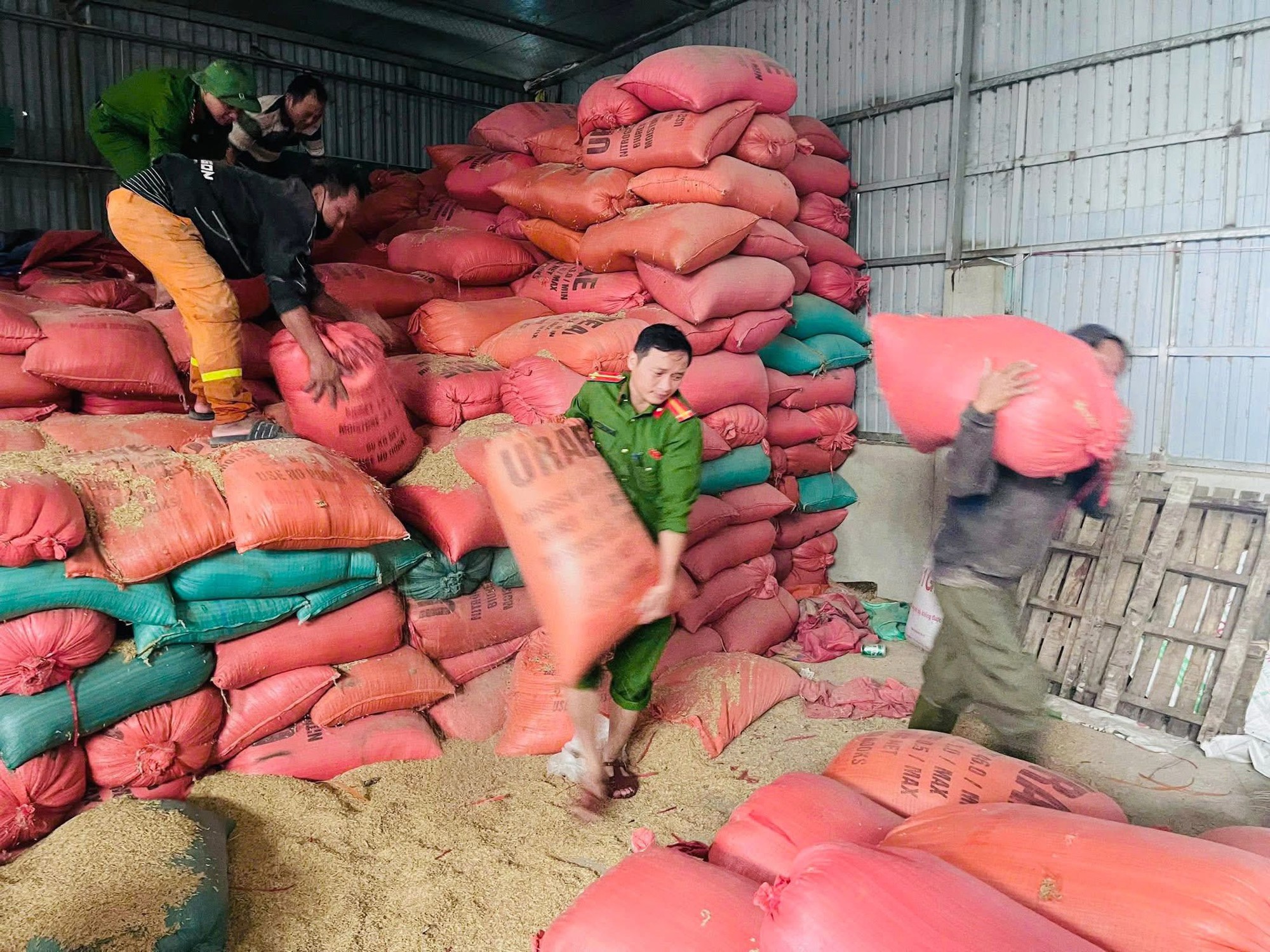 Người dân Hà Tĩnh sẻ chia và đùm bọc nhau trong mưa lũ- Ảnh 3. Người dân Hà Tĩnh sẻ chia và đùm bọc nhau trong mưa lũ- Ảnh 3.