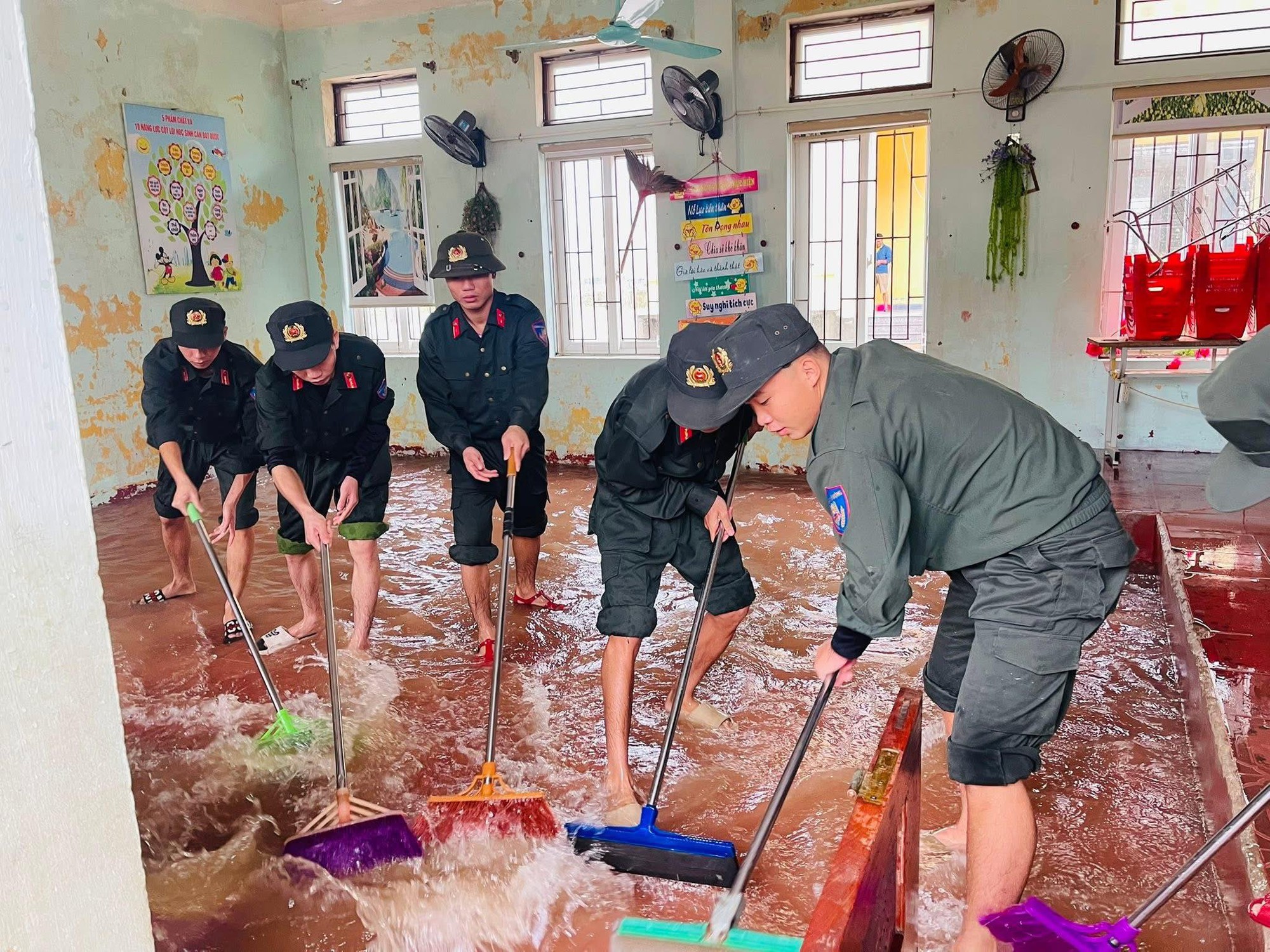 Người dân Hà Tĩnh sẻ chia và đùm bọc nhau trong mưa lũ- Ảnh 7. Người dân Hà Tĩnh sẻ chia và đùm bọc nhau trong mưa lũ- Ảnh 7.