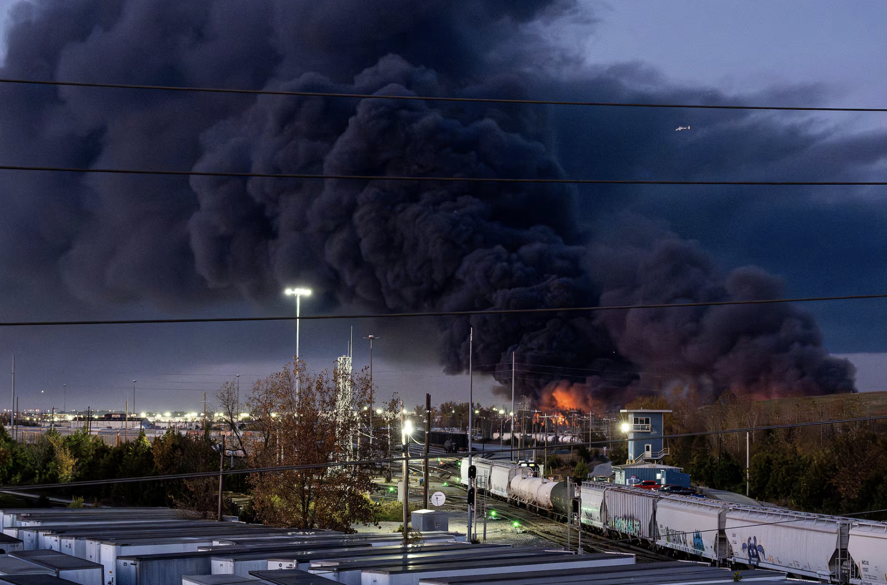 Rơi máy bay ở Mỹ: Toàn bộ phi hành đoàn thiệt mạng, nhiều người dưới mặt đất bị thương- Ảnh 1. Rơi máy bay ở Mỹ: Toàn bộ phi hành đoàn thiệt mạng, nhiều người dưới mặt đất bị thương- Ảnh 1.