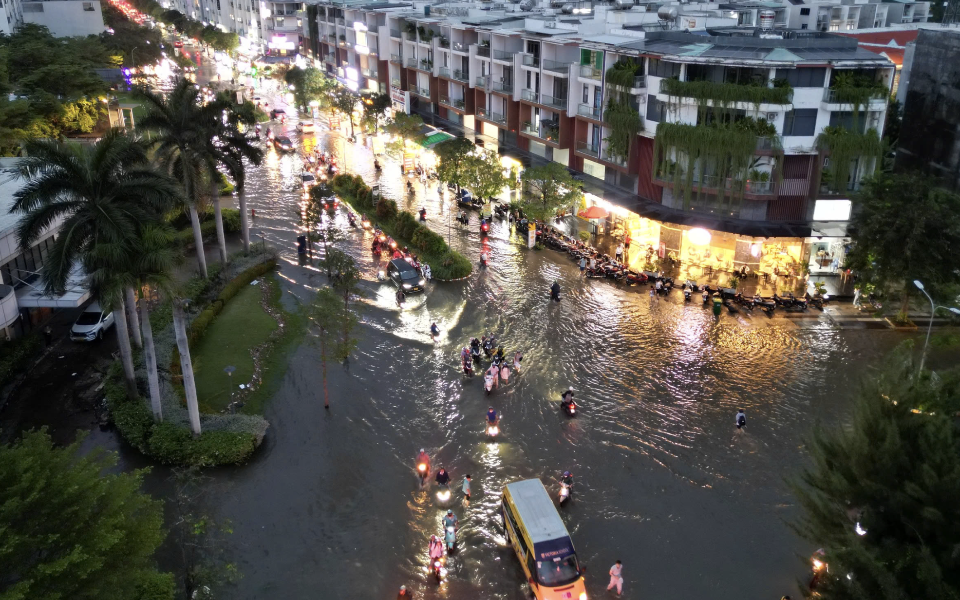 TP.HCM: Triều cường dâng cao, hàng loạt xe chết máy, phụ huynh chật vật đón con về nhà