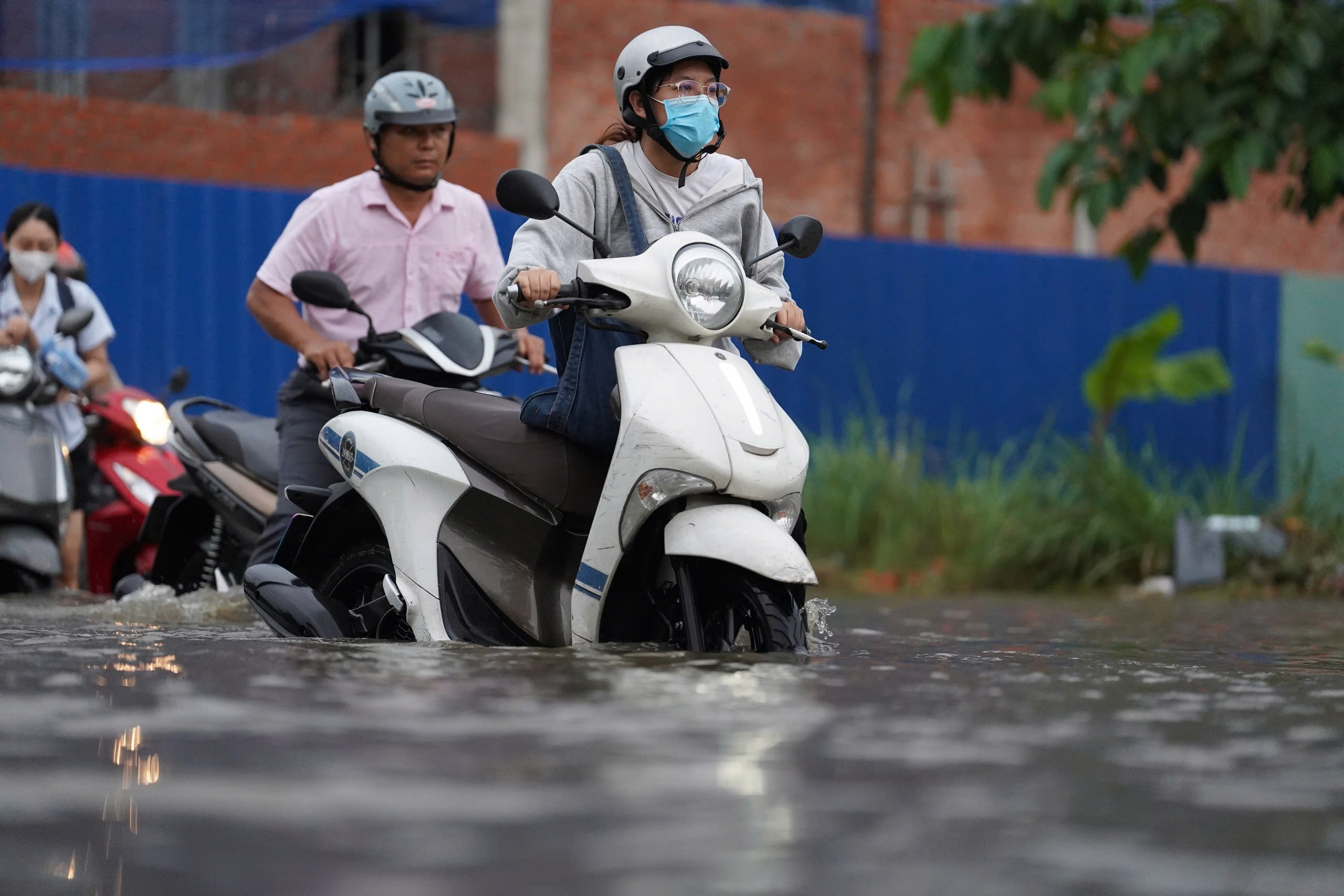 TP.HCM: Triều cường dâng cao, hàng loạt xe chết máy, phụ huynh chật vật đón con về nhà- Ảnh 8.