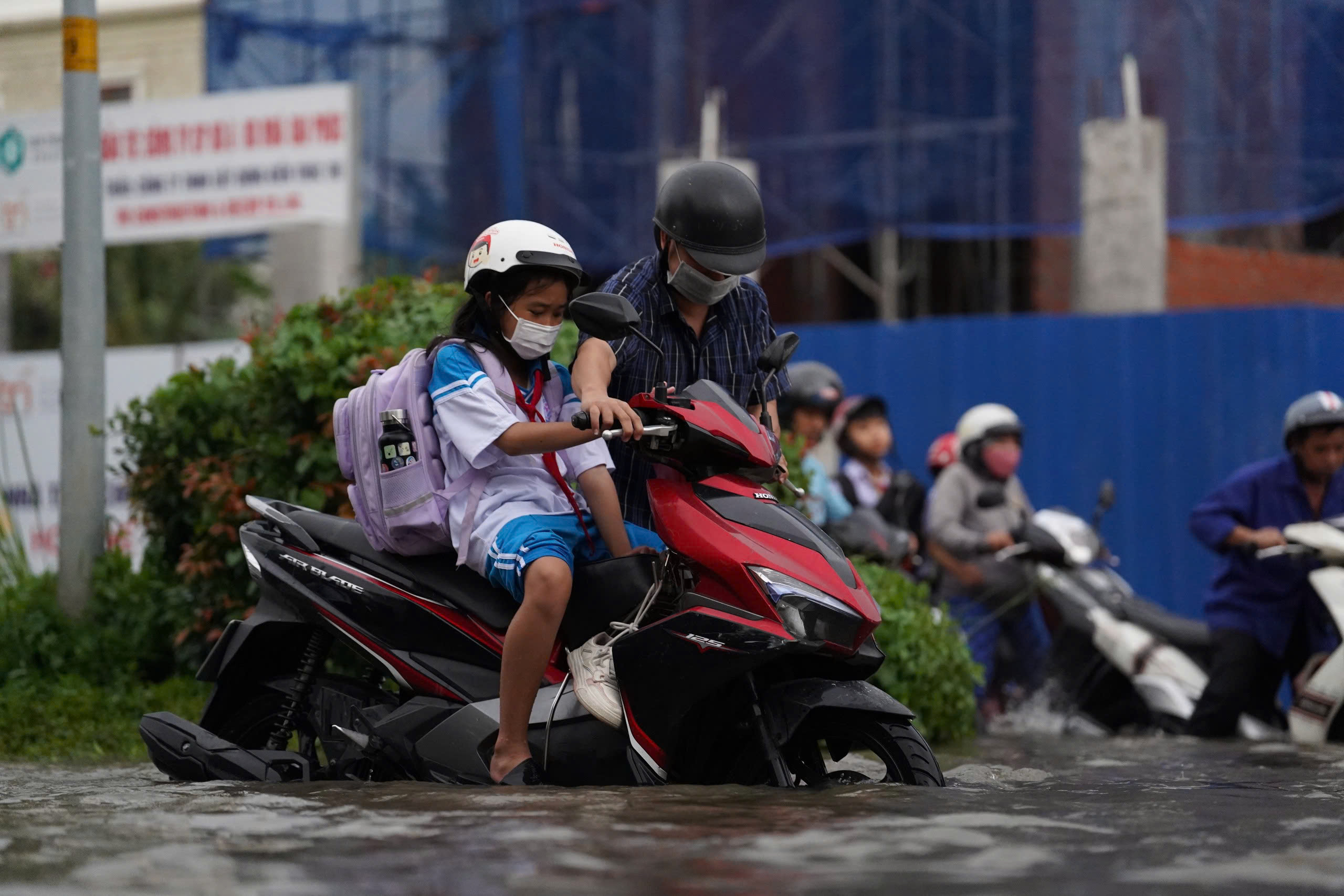 TP.HCM: Triều cường dâng cao, hàng loạt xe chết máy, phụ huynh chật vật đón con về nhà- Ảnh 7.