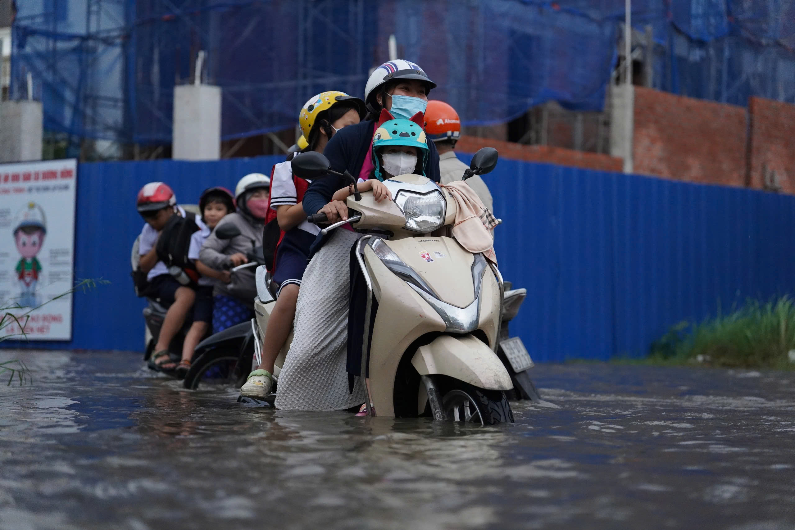 TP.HCM: Triều cường dâng cao, hàng loạt xe chết máy, phụ huynh chật vật đón con về nhà- Ảnh 4.