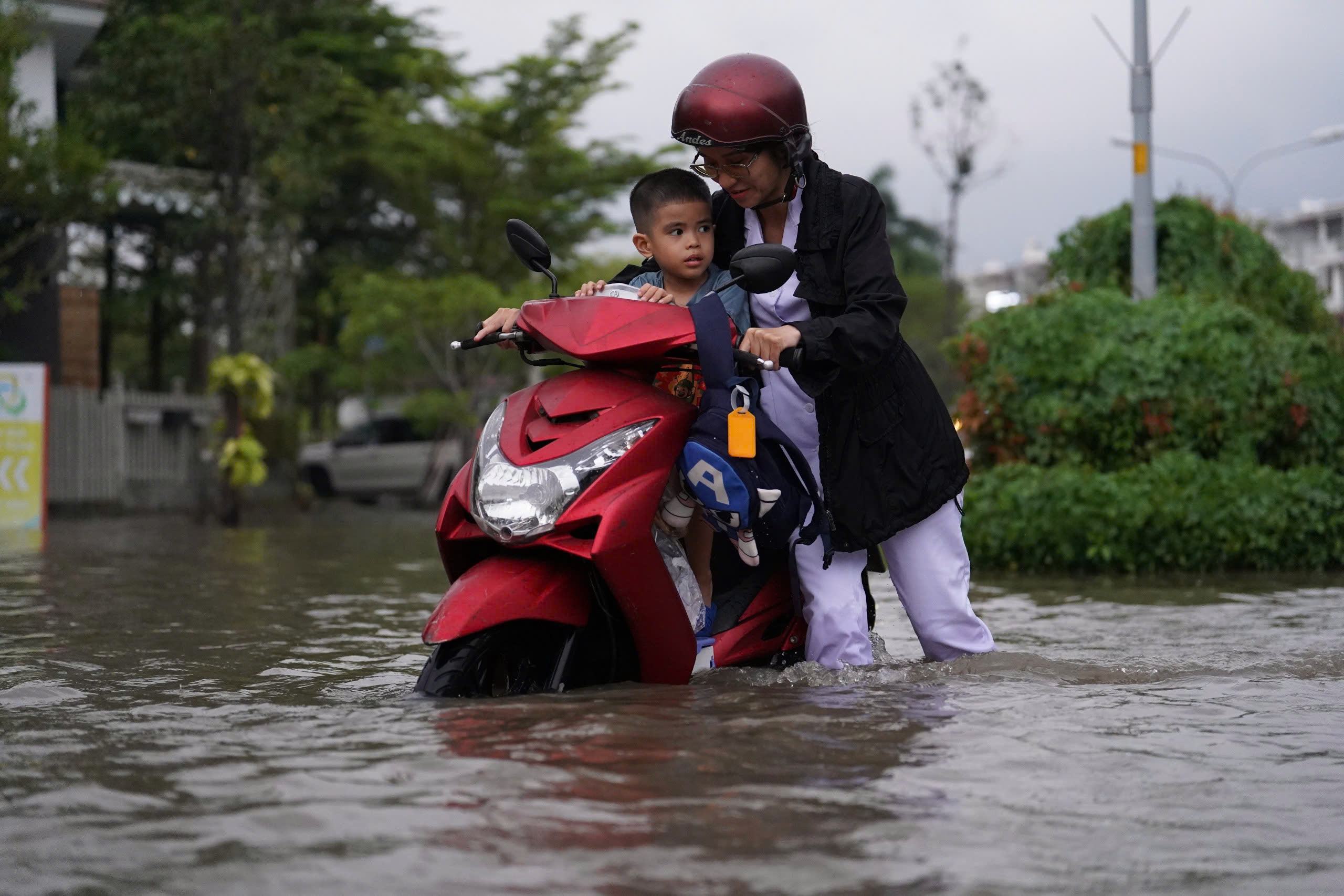 TP.HCM: Triều cường dâng cao, hàng loạt xe chết máy, phụ huynh chật vật đón con về nhà- Ảnh 3.