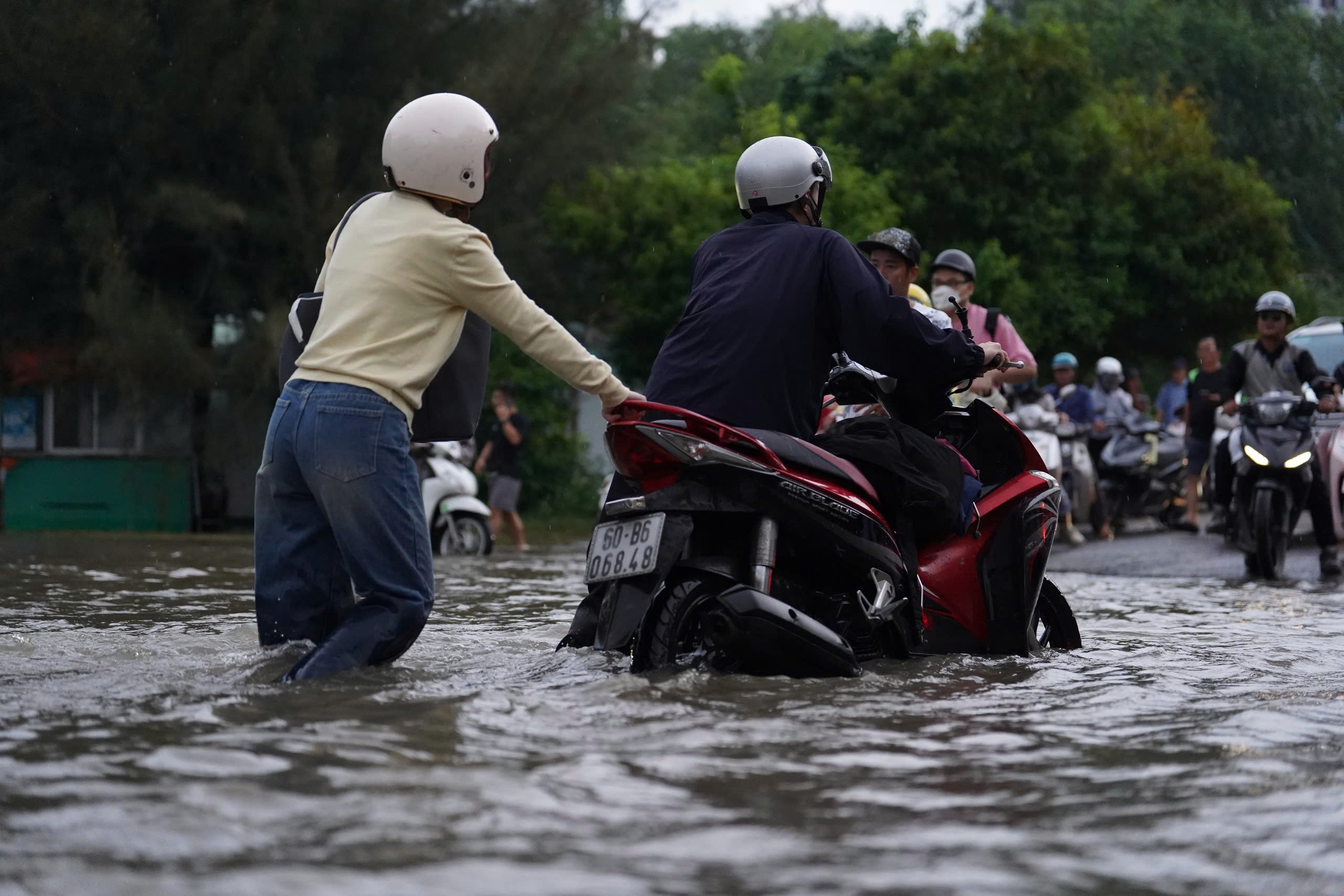 TP.HCM: Triều cường dâng cao, hàng loạt xe chết máy, phụ huynh chật vật đón con về nhà- Ảnh 6.