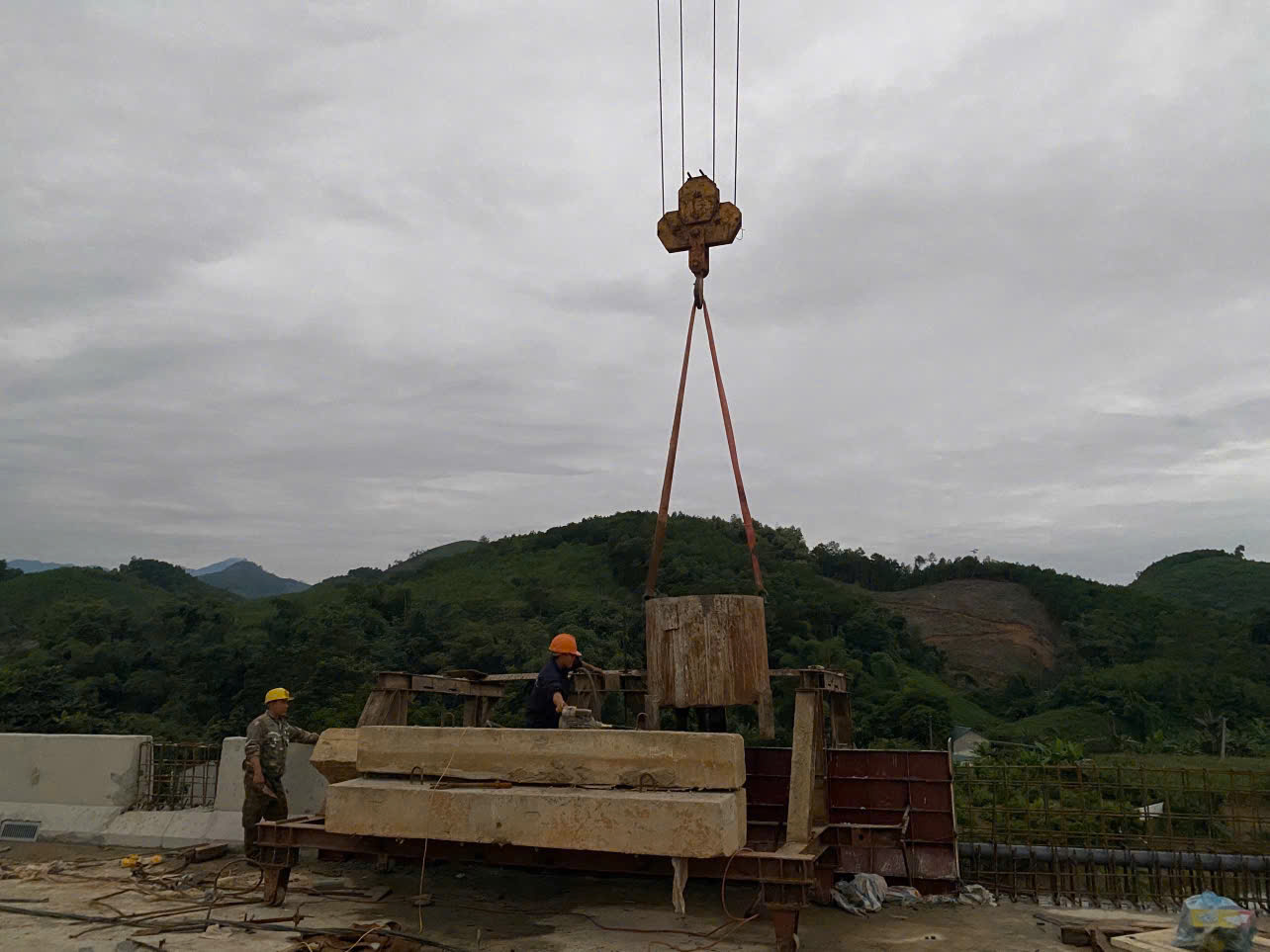 Hơn 600 ngày để cầu Hàm Yên trên cao tốc Tuyên Quang - Hà Giang sẵn sàng hợp long- Ảnh 1. Hơn 600 ngày để cầu Hàm Yên trên cao tốc Tuyên Quang - Hà Giang sẵn sàng hợp long- Ảnh 1.
