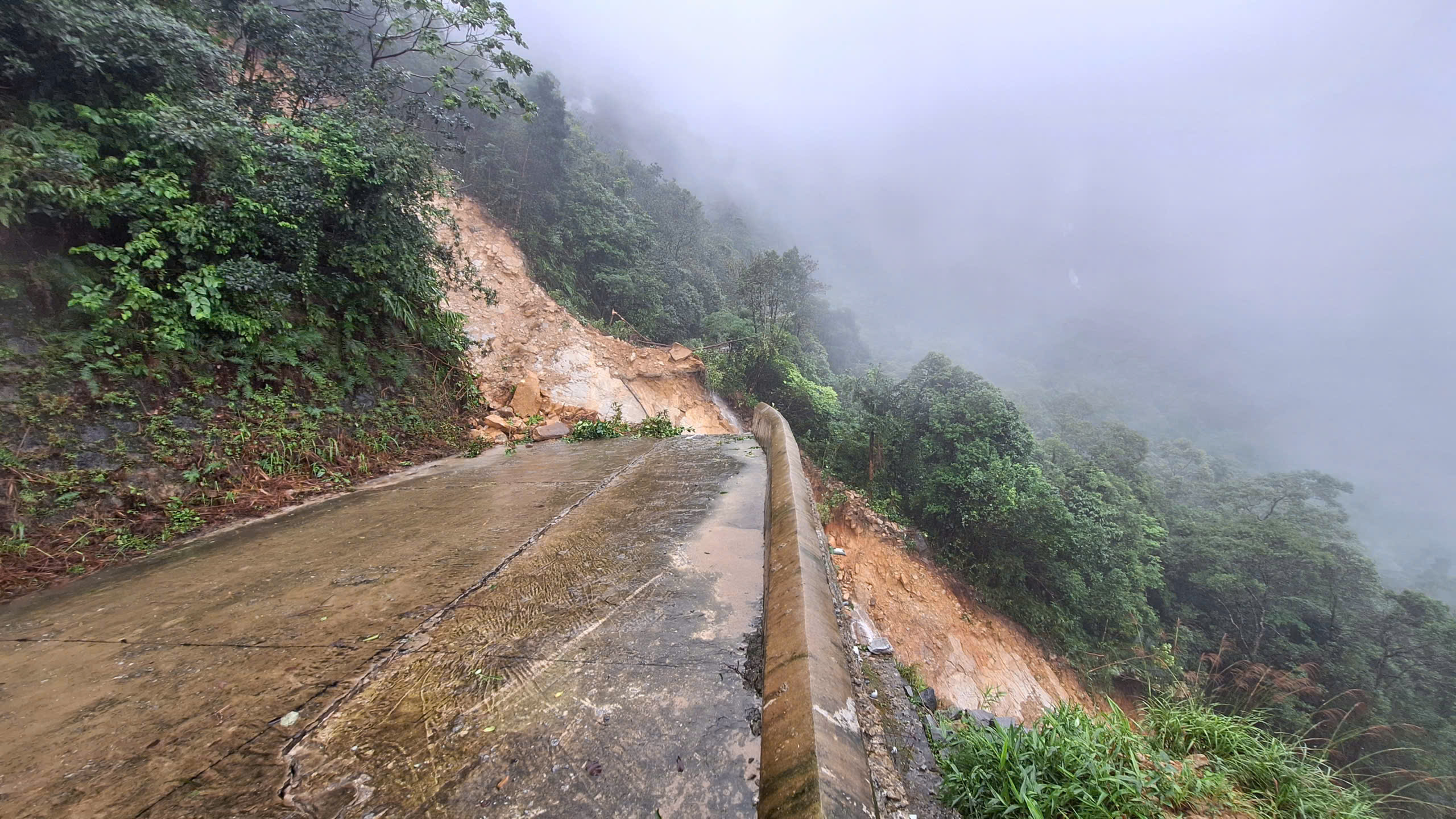 Toàn cảnh tuyến đường lên đỉnh Bạch Mã sạt lở nghiêm trọng, cuốn trôi chốt bảo vệ- Ảnh 5. Toàn cảnh tuyến đường lên đỉnh Bạch Mã sạt lở nghiêm trọng, cuốn trôi chốt bảo vệ- Ảnh 5.