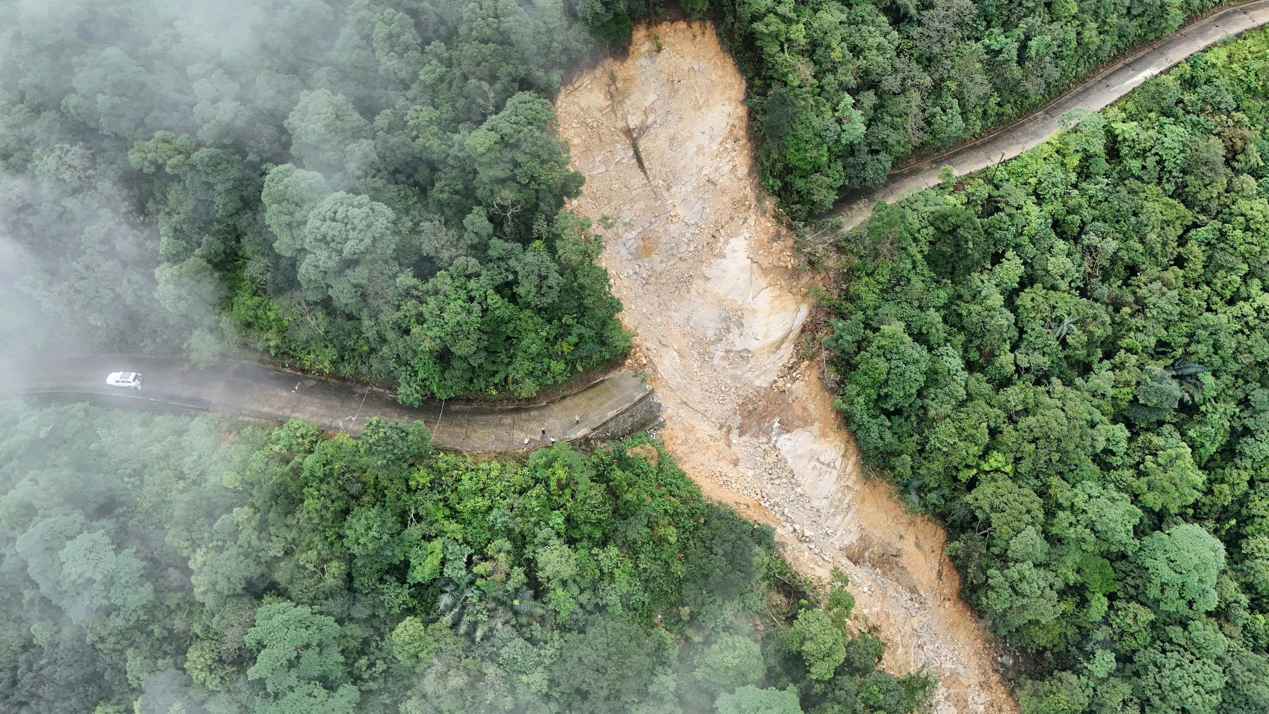 Toàn cảnh tuyến đường lên đỉnh Bạch Mã sạt lở nghiêm trọng, cuốn trôi chốt bảo vệ- Ảnh 7. Toàn cảnh tuyến đường lên đỉnh Bạch Mã sạt lở nghiêm trọng, cuốn trôi chốt bảo vệ- Ảnh 7.