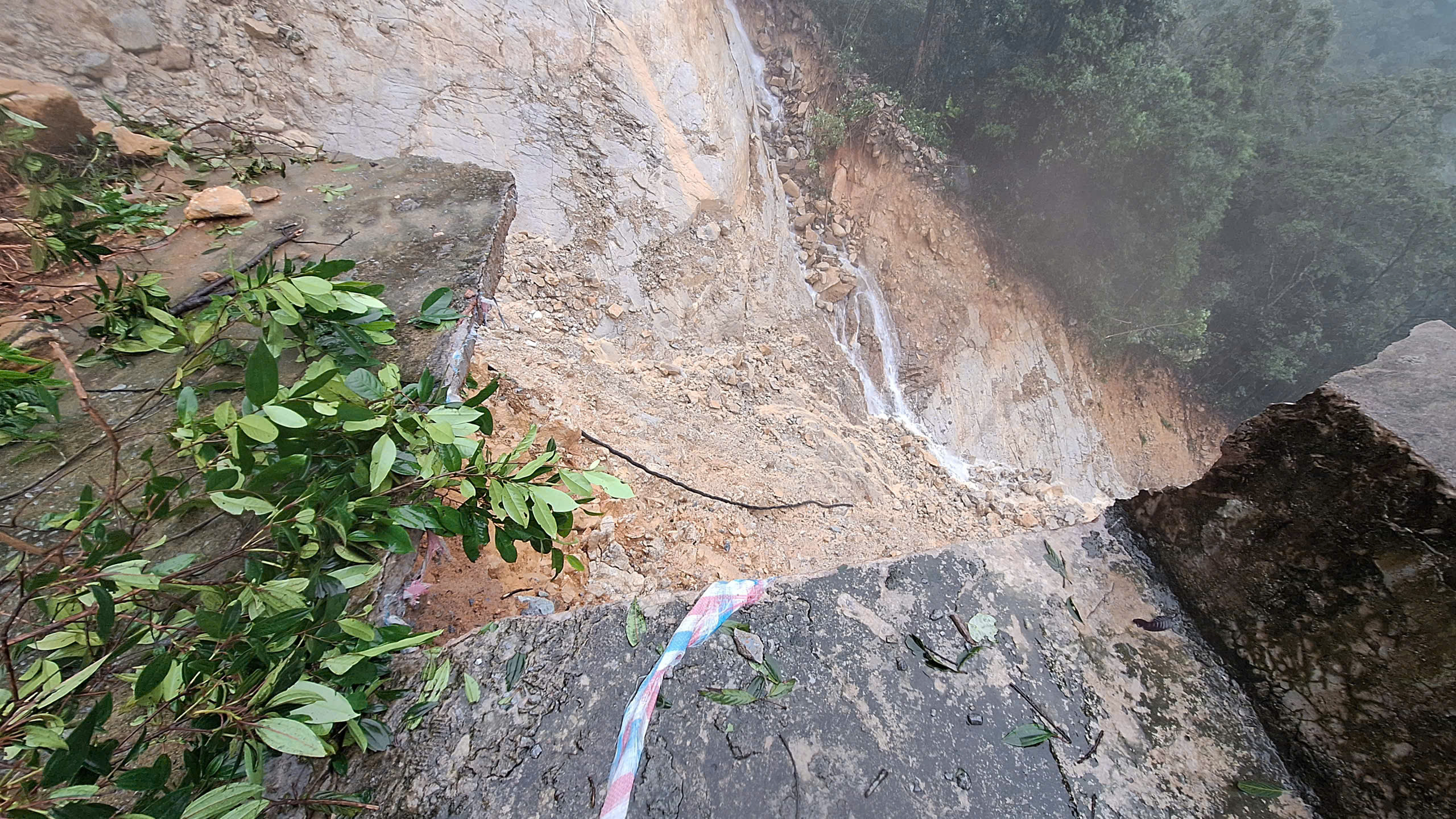 Toàn cảnh tuyến đường lên đỉnh Bạch Mã sạt lở nghiêm trọng, cuốn trôi chốt bảo vệ- Ảnh 8. Toàn cảnh tuyến đường lên đỉnh Bạch Mã sạt lở nghiêm trọng, cuốn trôi chốt bảo vệ- Ảnh 8.