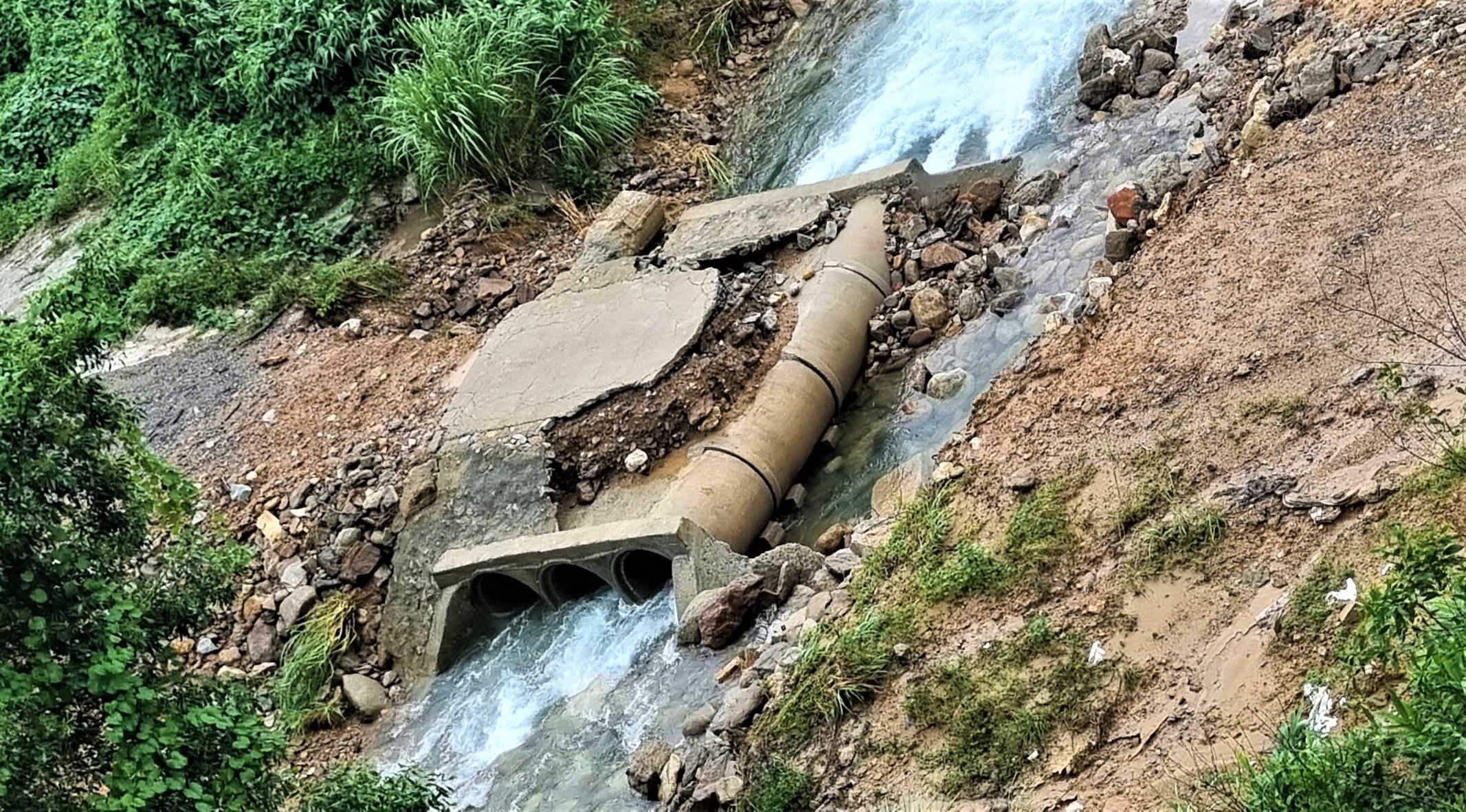 Toàn cảnh tuyến đường lên đỉnh Bạch Mã sạt lở nghiêm trọng, cuốn trôi chốt bảo vệ- Ảnh 10. Toàn cảnh tuyến đường lên đỉnh Bạch Mã sạt lở nghiêm trọng, cuốn trôi chốt bảo vệ- Ảnh 10.