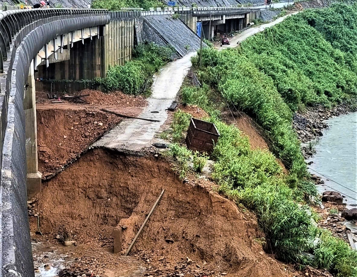 Toàn cảnh tuyến đường lên đỉnh Bạch Mã sạt lở nghiêm trọng, cuốn trôi chốt bảo vệ- Ảnh 11. Toàn cảnh tuyến đường lên đỉnh Bạch Mã sạt lở nghiêm trọng, cuốn trôi chốt bảo vệ- Ảnh 11.