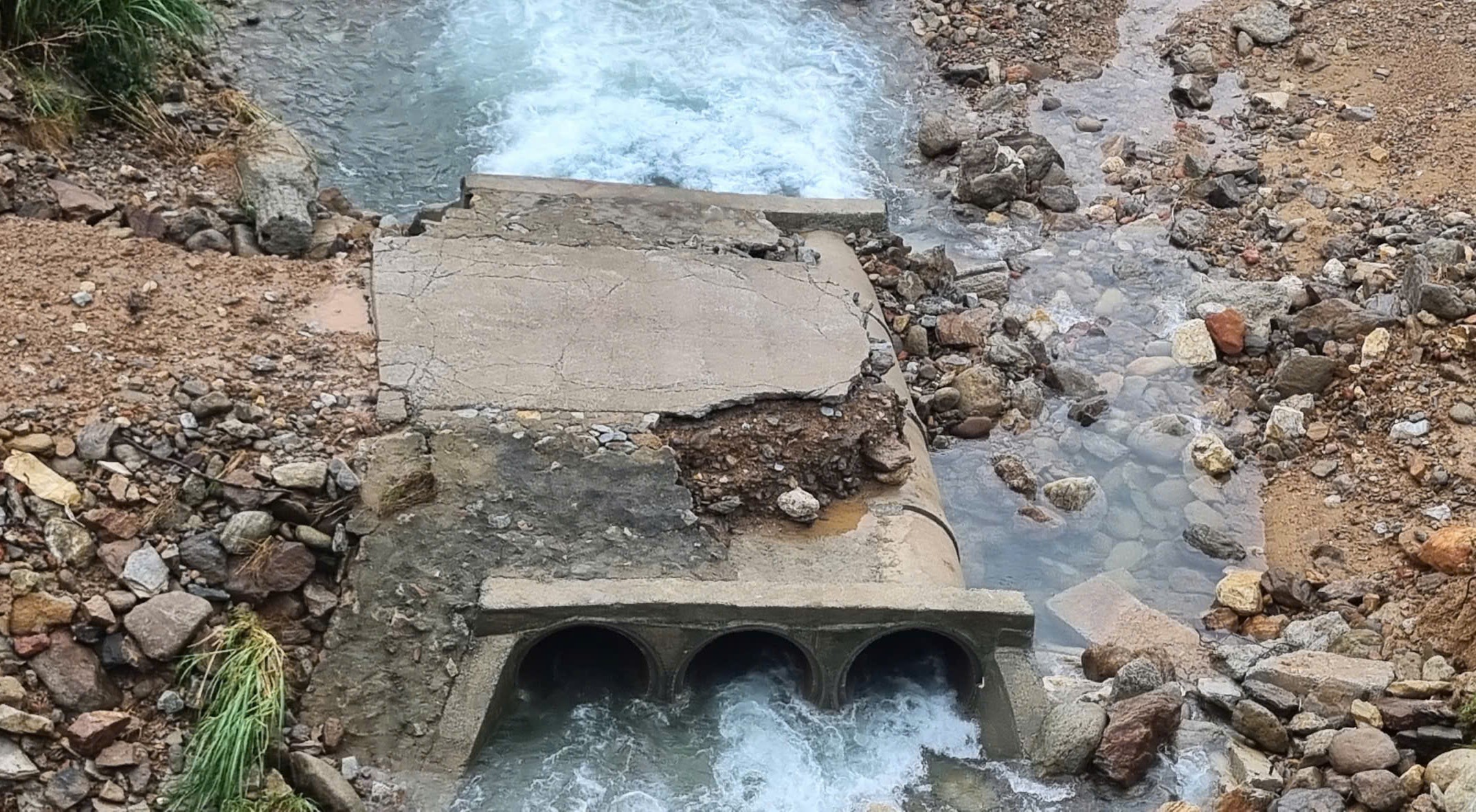 Toàn cảnh tuyến đường lên đỉnh Bạch Mã sạt lở nghiêm trọng, cuốn trôi chốt bảo vệ- Ảnh 13. Toàn cảnh tuyến đường lên đỉnh Bạch Mã sạt lở nghiêm trọng, cuốn trôi chốt bảo vệ- Ảnh 13.