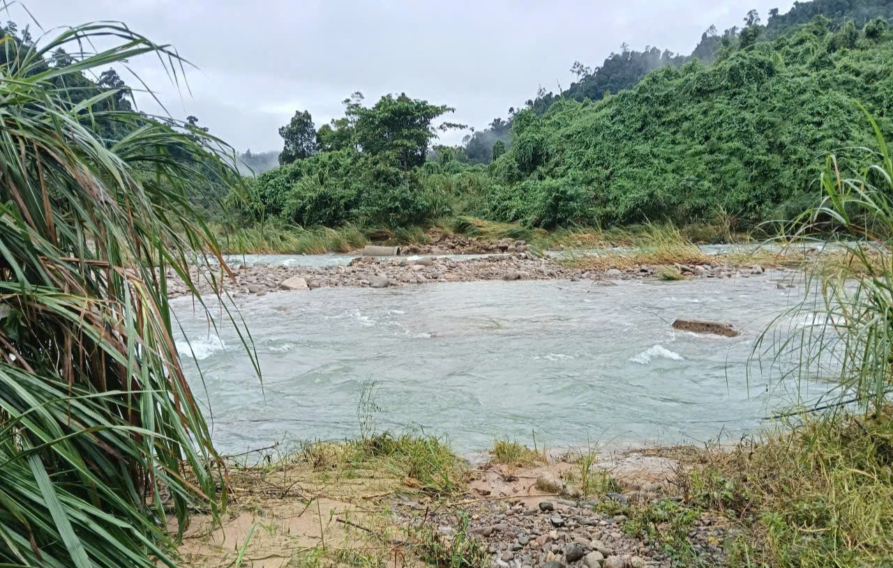 Toàn cảnh tuyến đường lên đỉnh Bạch Mã sạt lở nghiêm trọng, cuốn trôi chốt bảo vệ- Ảnh 14. Toàn cảnh tuyến đường lên đỉnh Bạch Mã sạt lở nghiêm trọng, cuốn trôi chốt bảo vệ- Ảnh 14.