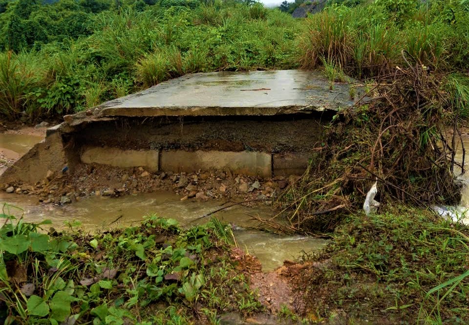 Toàn cảnh tuyến đường lên đỉnh Bạch Mã sạt lở nghiêm trọng, cuốn trôi chốt bảo vệ- Ảnh 2. Toàn cảnh tuyến đường lên đỉnh Bạch Mã sạt lở nghiêm trọng, cuốn trôi chốt bảo vệ- Ảnh 2.