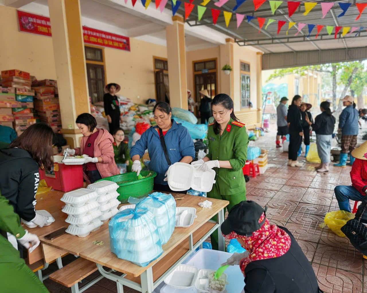 Người dân Hà Tĩnh sẻ chia và đùm bọc nhau trong mưa lũ- Ảnh 6. Người dân Hà Tĩnh sẻ chia và đùm bọc nhau trong mưa lũ- Ảnh 6.