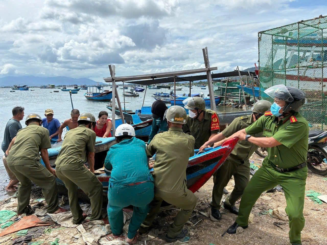 Ứng phó bão số 13: Các tỉnh miền Trung khẩn cấp sơ tán dân, ứng trực giữ đường- Ảnh 20.