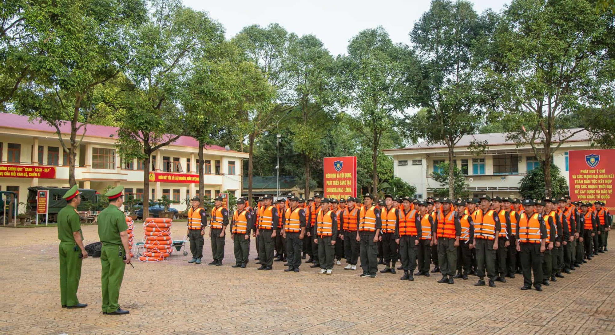 Ứng phó bão số 13: Các tỉnh miền Trung khẩn cấp sơ tán dân, ứng trực giữ đường- Ảnh 23.