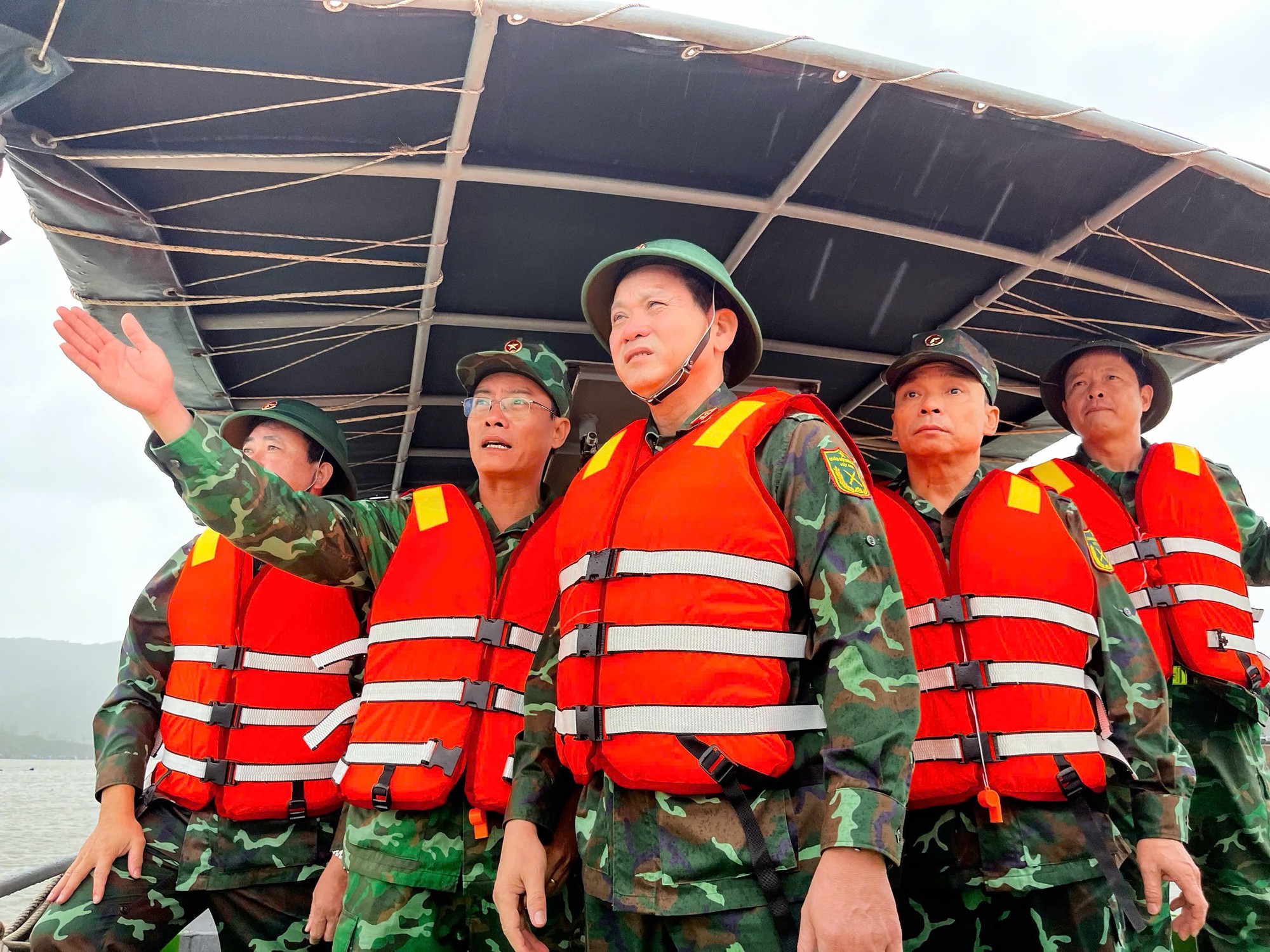 Ứng phó bão số 13: Các tỉnh miền Trung khẩn cấp sơ tán dân, ứng trực giữ đường- Ảnh 24.