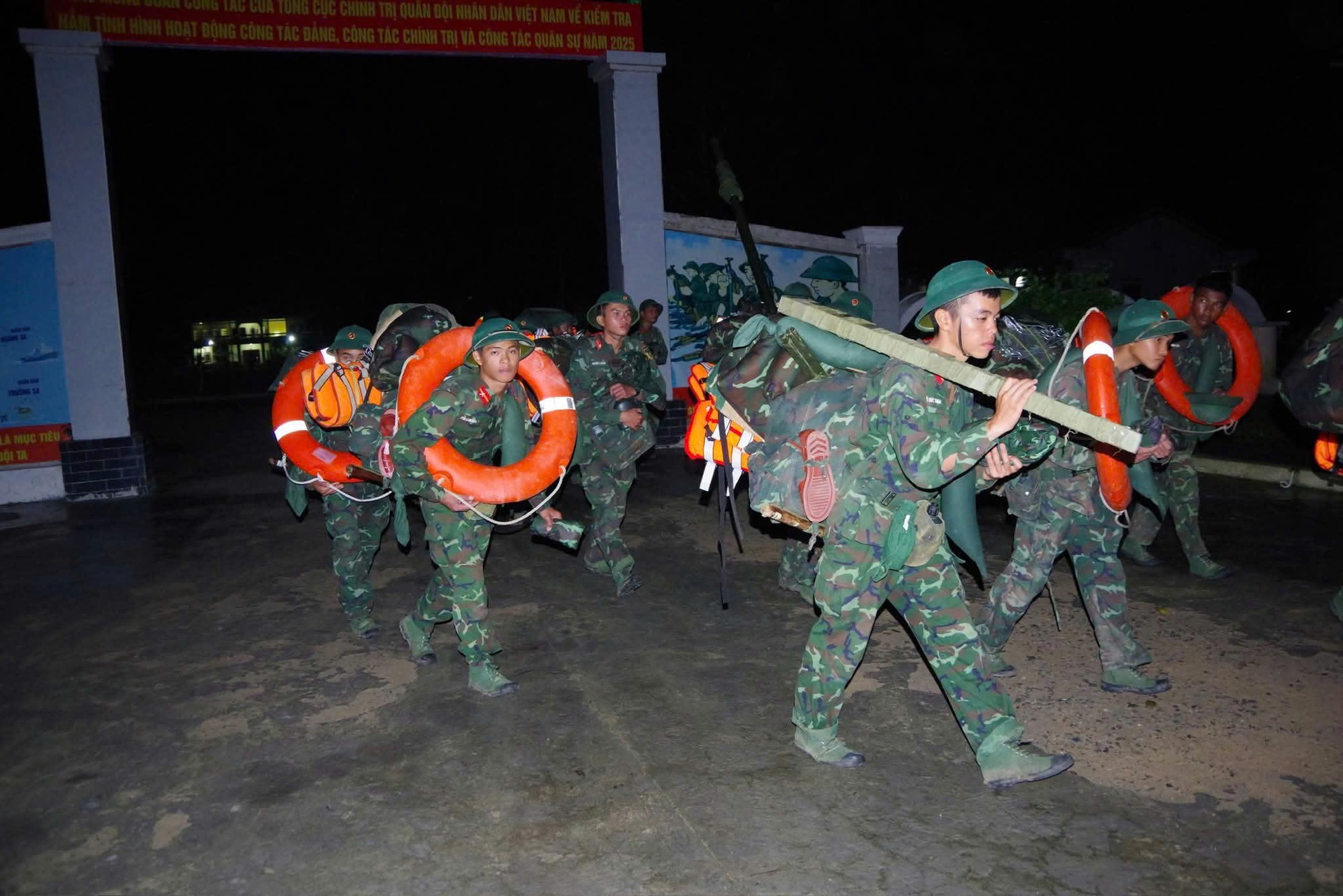 Ứng phó bão số 13: Các tỉnh miền Trung khẩn cấp sơ tán dân, ứng trực giữ đường- Ảnh 10.