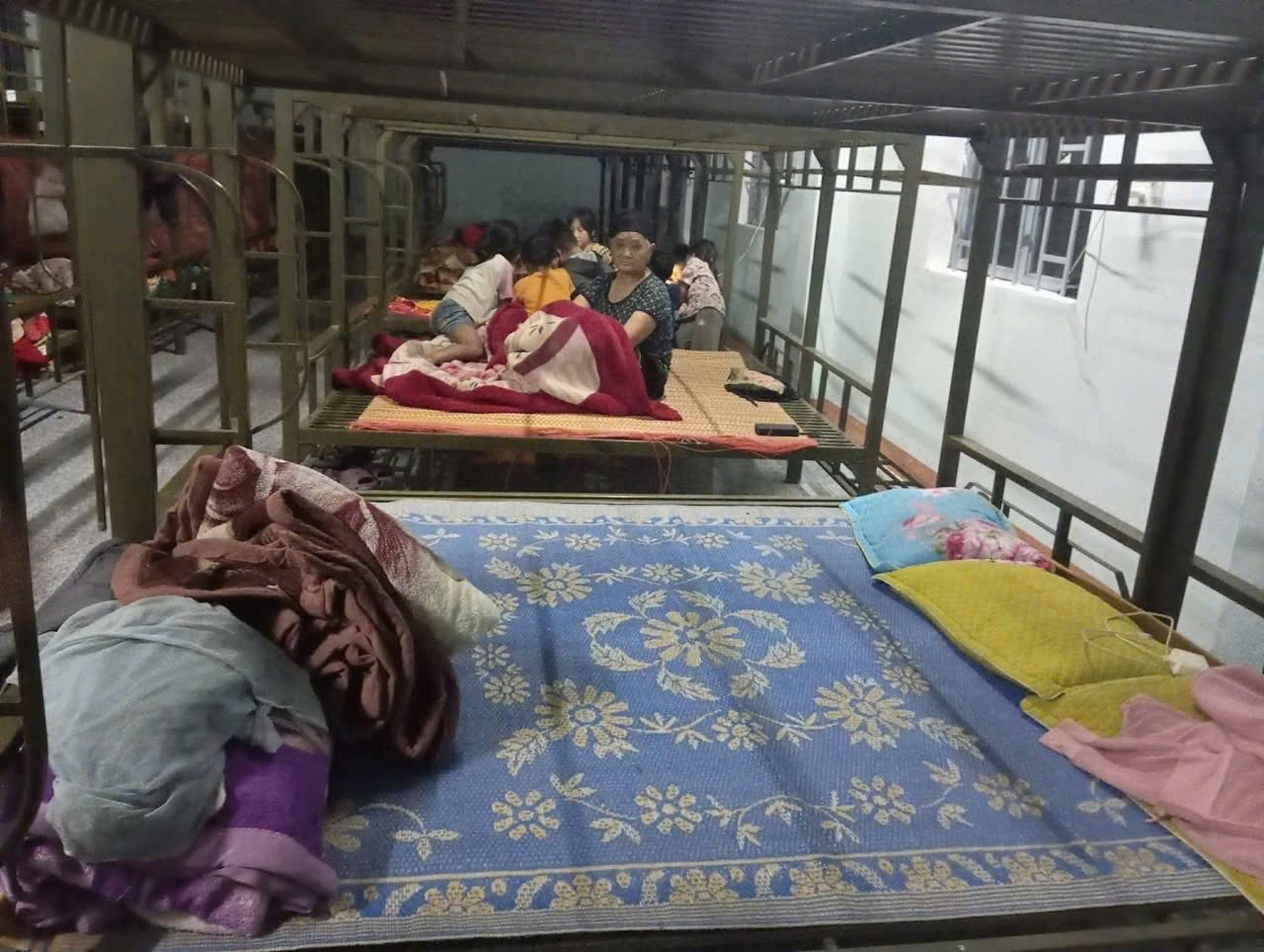 Ứng phó bão số 13: Các tỉnh miền Trung khẩn cấp sơ tán dân, ứng trực giữ đường- Ảnh 14.