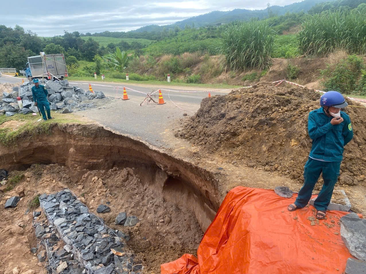 Ứng phó bão số 13: Các tỉnh miền Trung khẩn cấp sơ tán dân, ứng trực giữ đường- Ảnh 11.