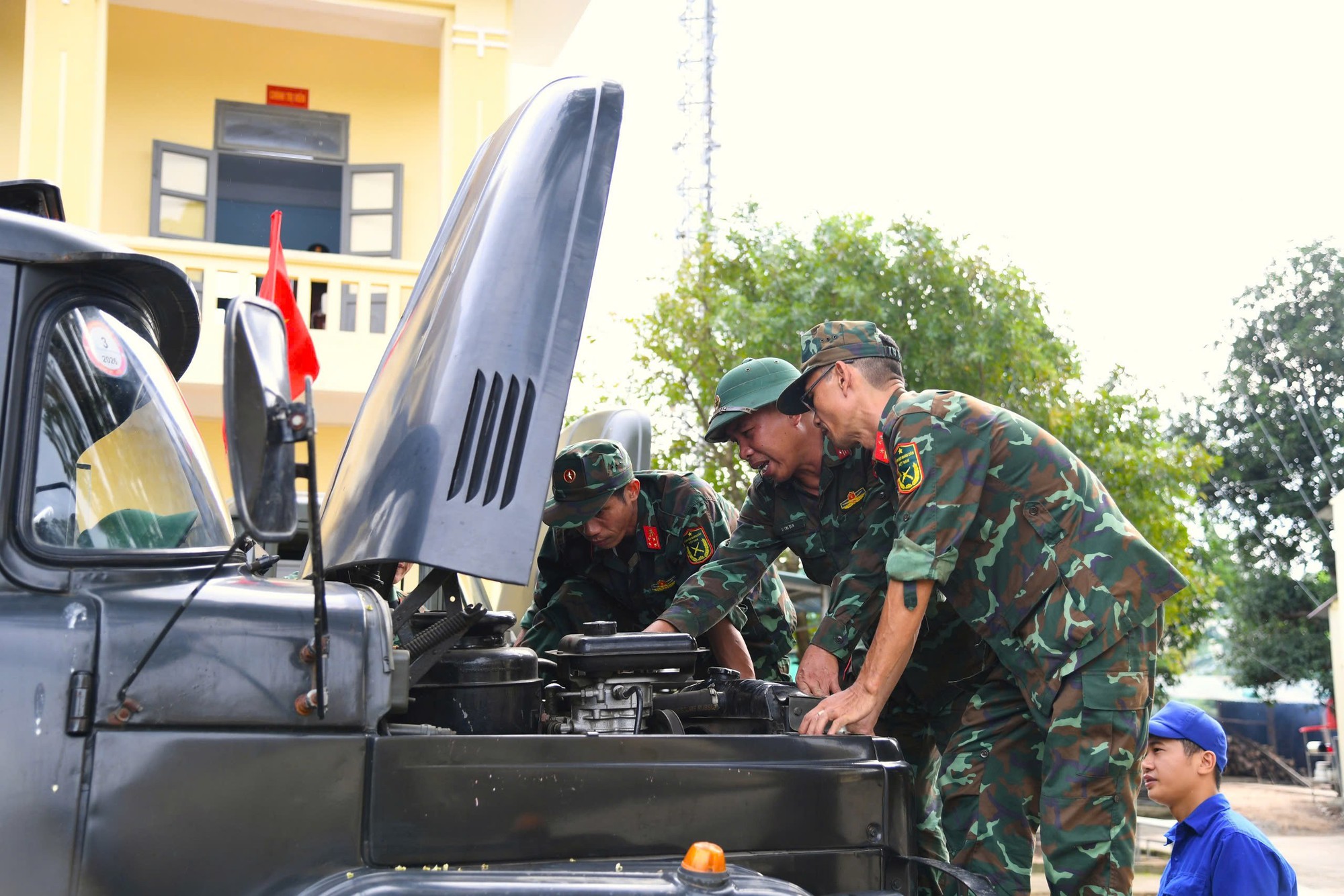 Ứng phó bão số 13: Các tỉnh miền Trung khẩn cấp sơ tán dân, ứng trực giữ đường- Ảnh 12.