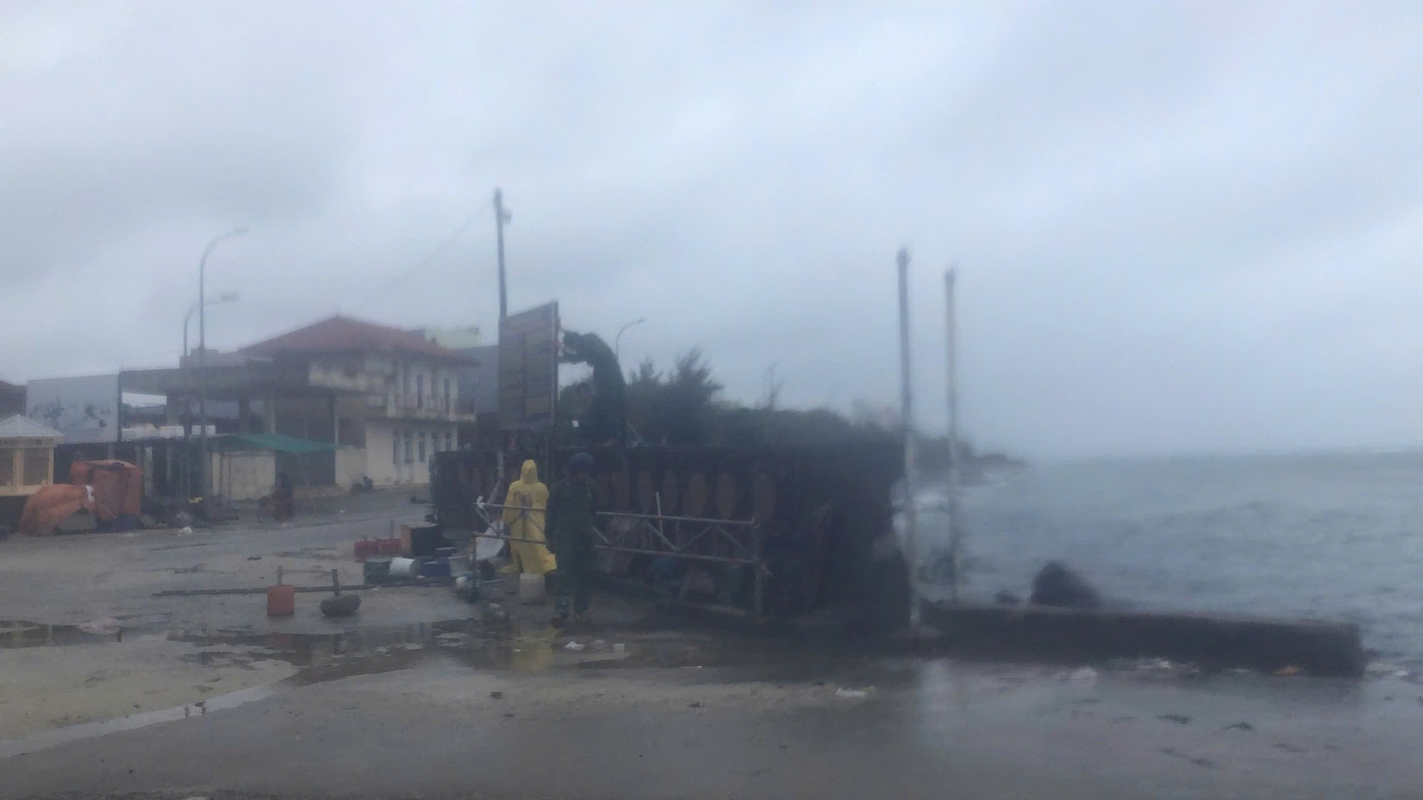 Ứng phó bão số 13: Các tỉnh miền Trung khẩn cấp sơ tán dân, ứng trực giữ đường- Ảnh 13.