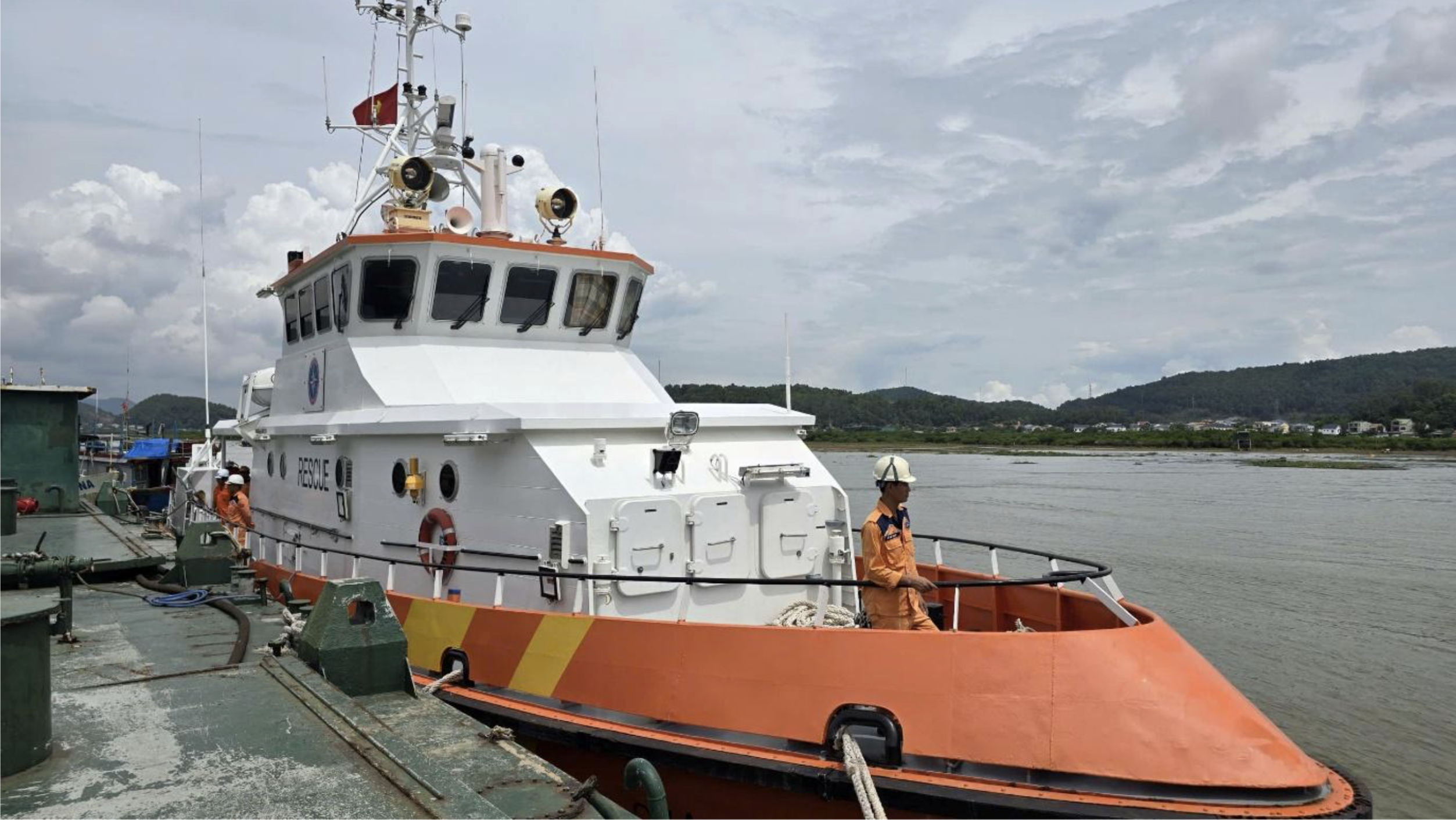 Ứng phó bão số 13: Tạm đóng cửa nhiều cảng biển, lập tổ cơ động sẵn sàng cứu nạn- Ảnh 2. Ứng phó bão số 13: Tạm đóng cửa nhiều cảng biển, lập tổ cơ động sẵn sàng cứu nạn- Ảnh 2.