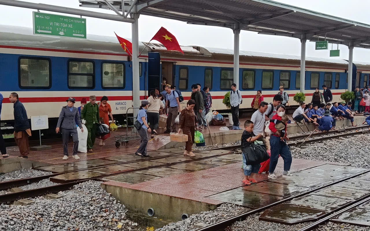 Đường sắt bị trôi nền đường, ray treo lơ lửng do bão số 13- Ảnh 4. Tránh bão số 13, nhiều tàu tuyến Bắc - Nam tạm dừng chạy