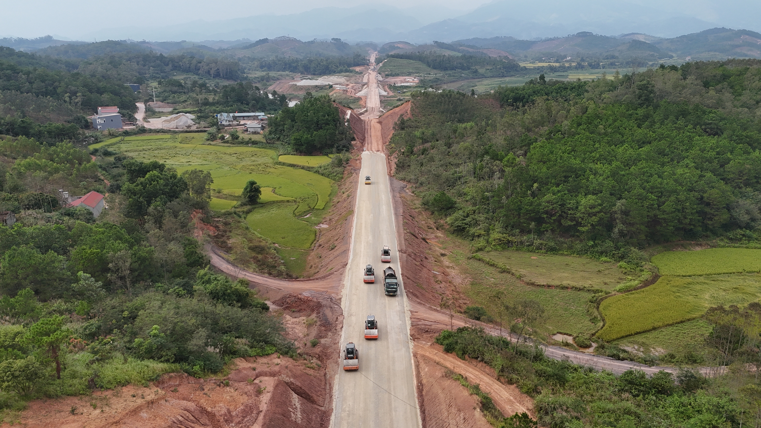 Nhà thầu tăng ca, quyết tâm đưa dự án nâng cấp quốc lộ 4B qua Lạng Sơn về đích đúng hạn- Ảnh 5. Nhà thầu tăng ca, quyết tâm đưa dự án nâng cấp quốc lộ 4B qua Lạng Sơn về đích đúng hạn- Ảnh 5.