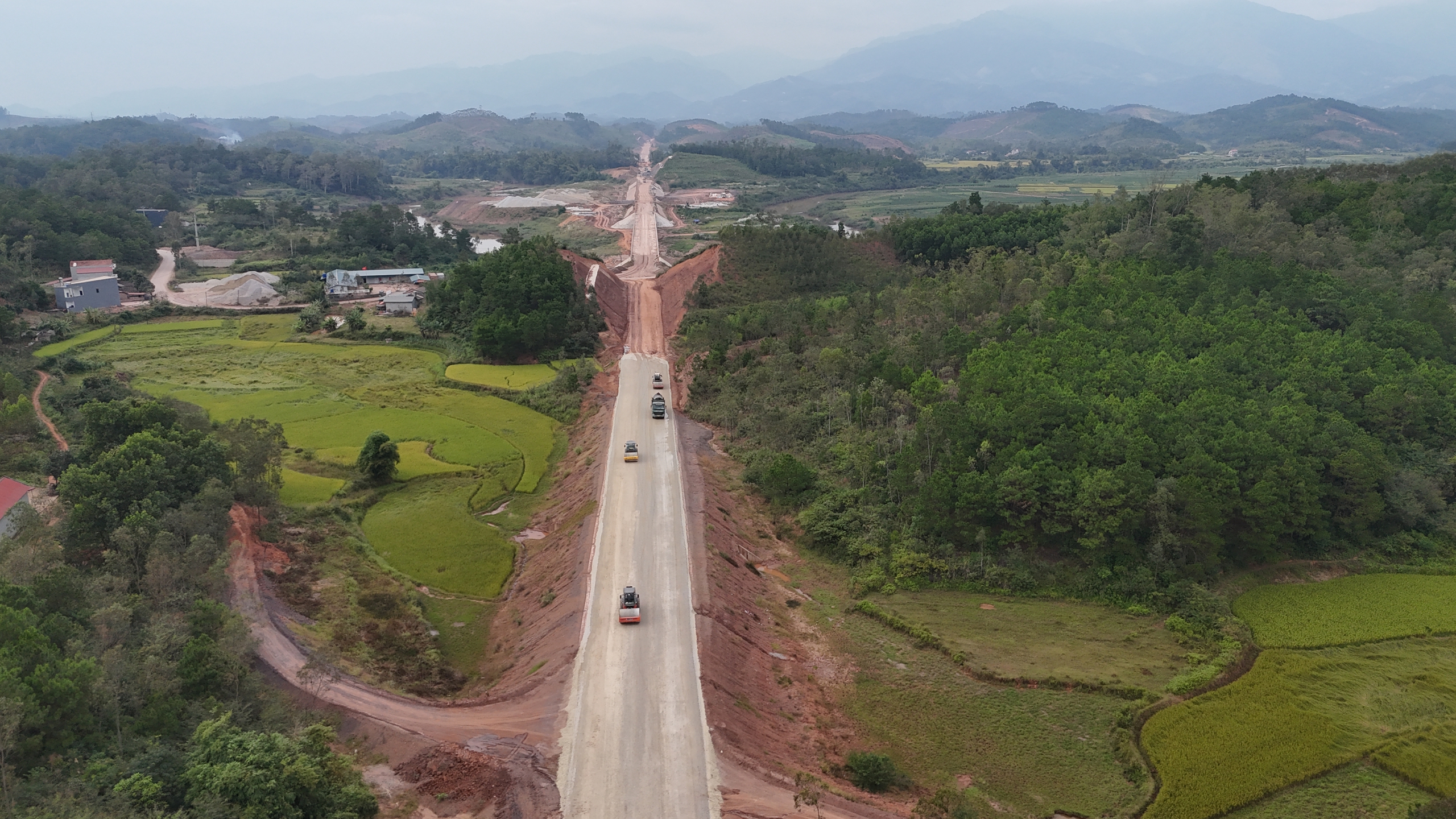 Nhà thầu tăng ca, quyết tâm đưa dự án nâng cấp quốc lộ 4B qua Lạng Sơn về đích đúng hạn- Ảnh 9. Nhà thầu tăng ca, quyết tâm đưa dự án nâng cấp quốc lộ 4B qua Lạng Sơn về đích đúng hạn- Ảnh 9.