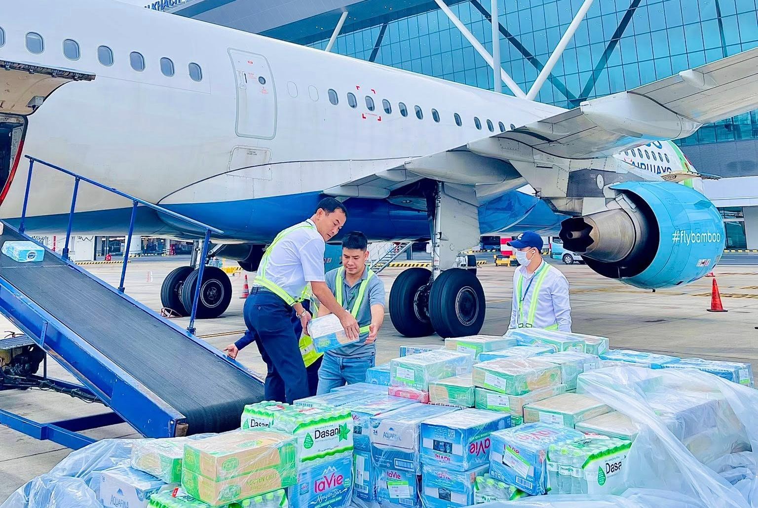 Bamboo Airways vận chuyển miễn phí hàng cứu trợ, san sẻ yêu thương đến đồng bào miền Trung- Ảnh 1. Bamboo Airways vận chuyển miễn phí hàng cứu trợ, san sẻ yêu thương đến đồng bào miền Trung- Ảnh 1.