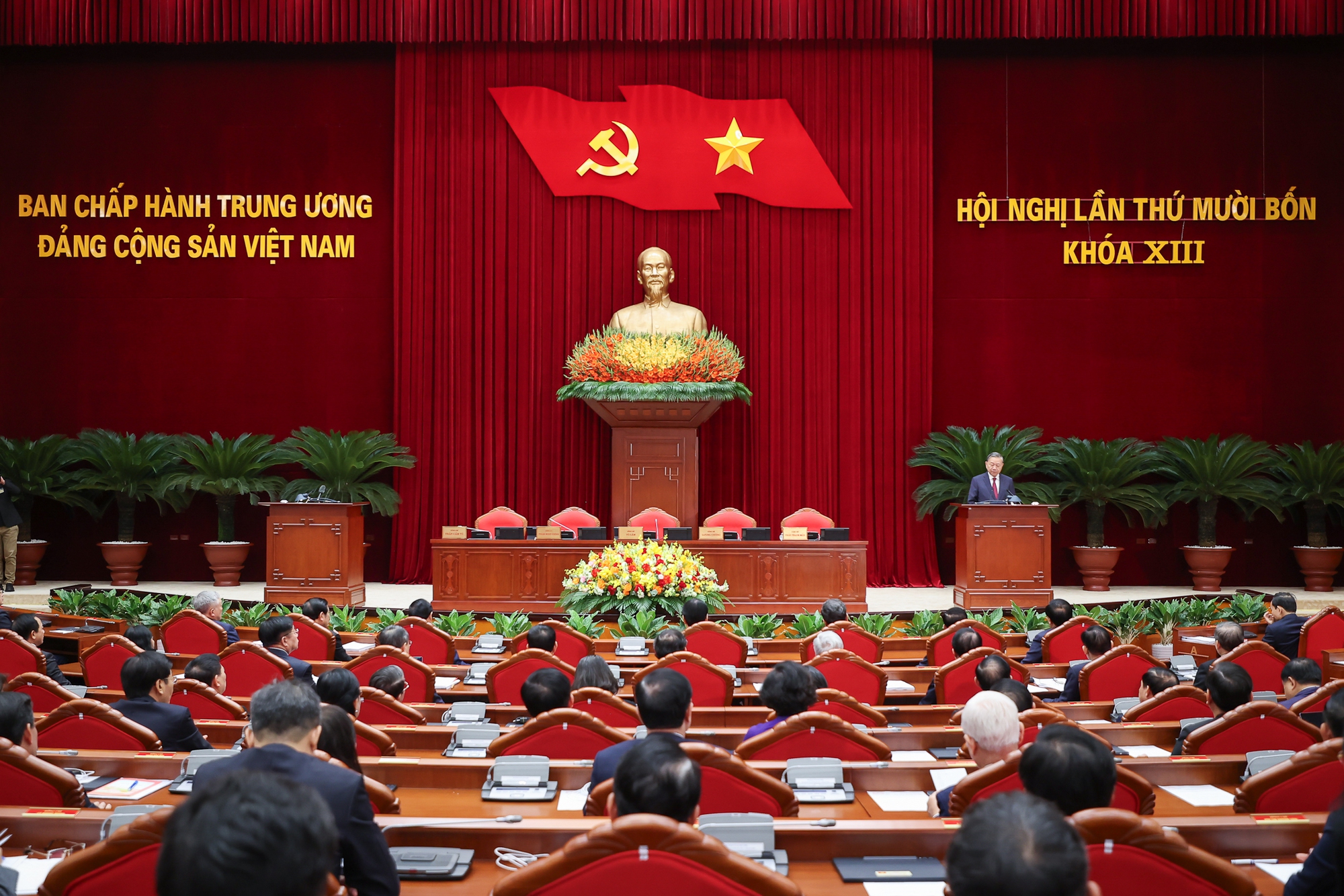 Giới thiệu nhân sự tham gia Bộ Chính trị, Ban Bí thư để báo cáo Đại hội XIV của Đảng- Ảnh 1. Giới thiệu nhân sự tham gia Bộ Chính trị, Ban Bí thư để báo cáo Đại hội XIV của Đảng- Ảnh 1.