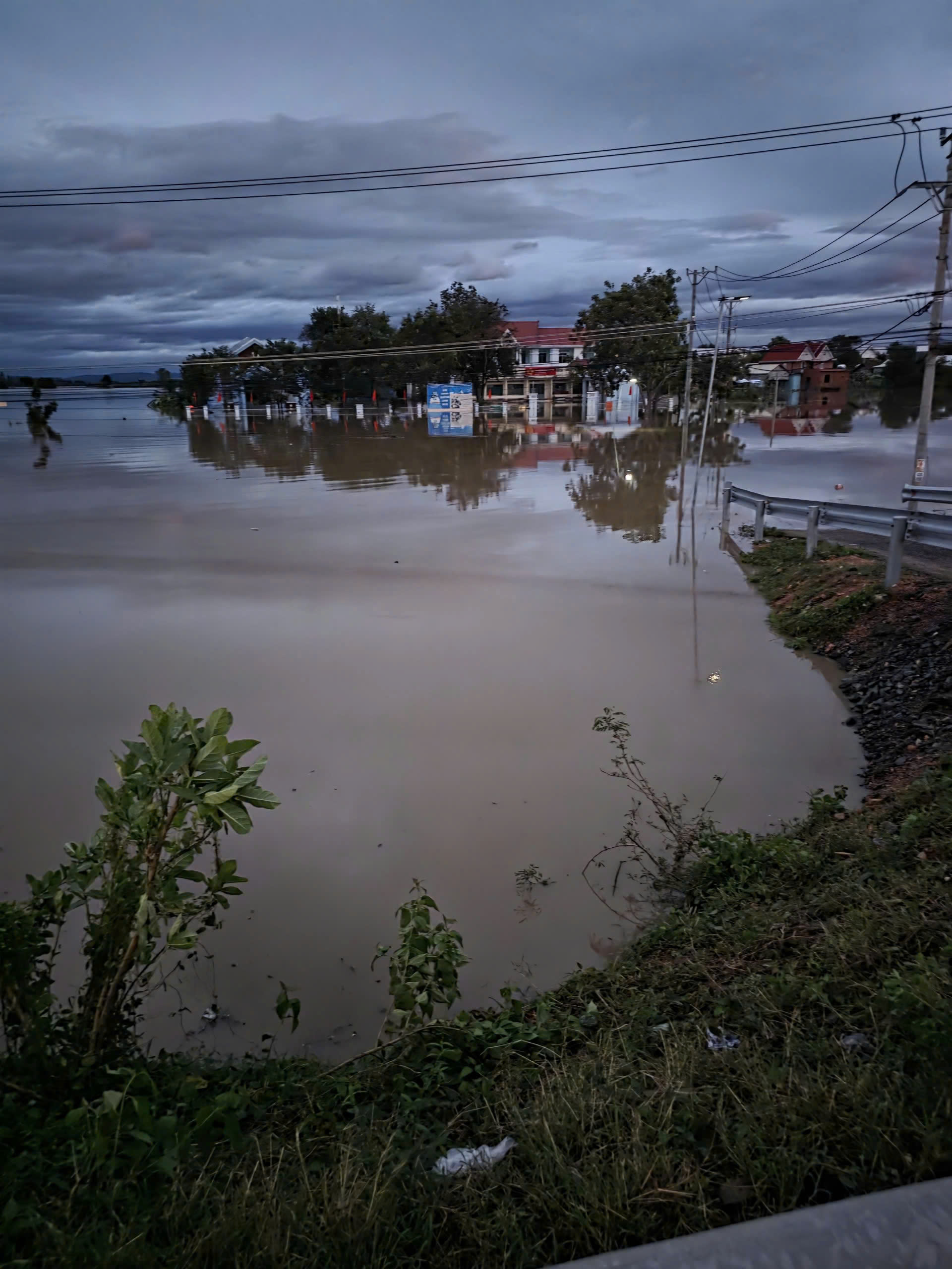 Phó Thủ tướng Trần Hồng Hà: Tập trung hỗ trợ người dân khắc phục hậu quả bão số 13- Ảnh 18.