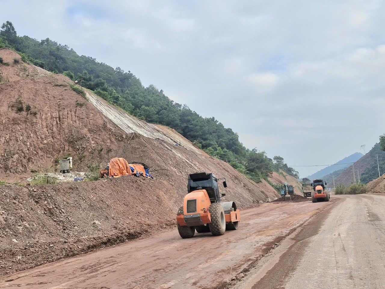 Nhà thầu tăng ca, quyết tâm đưa dự án nâng cấp quốc lộ 4B qua Lạng Sơn về đích đúng hạn- Ảnh 2. Nhà thầu tăng ca, quyết tâm đưa dự án nâng cấp quốc lộ 4B qua Lạng Sơn về đích đúng hạn- Ảnh 2.