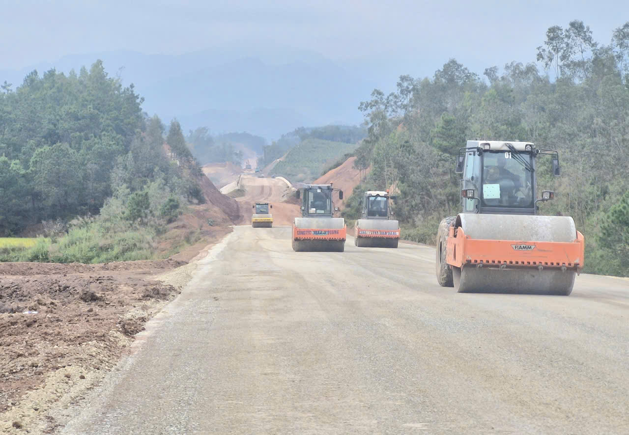 Nhà thầu tăng ca, quyết tâm đưa dự án nâng cấp quốc lộ 4B qua Lạng Sơn về đích đúng hạn- Ảnh 15. Nhà thầu tăng ca, quyết tâm đưa dự án nâng cấp quốc lộ 4B qua Lạng Sơn về đích đúng hạn- Ảnh 15.