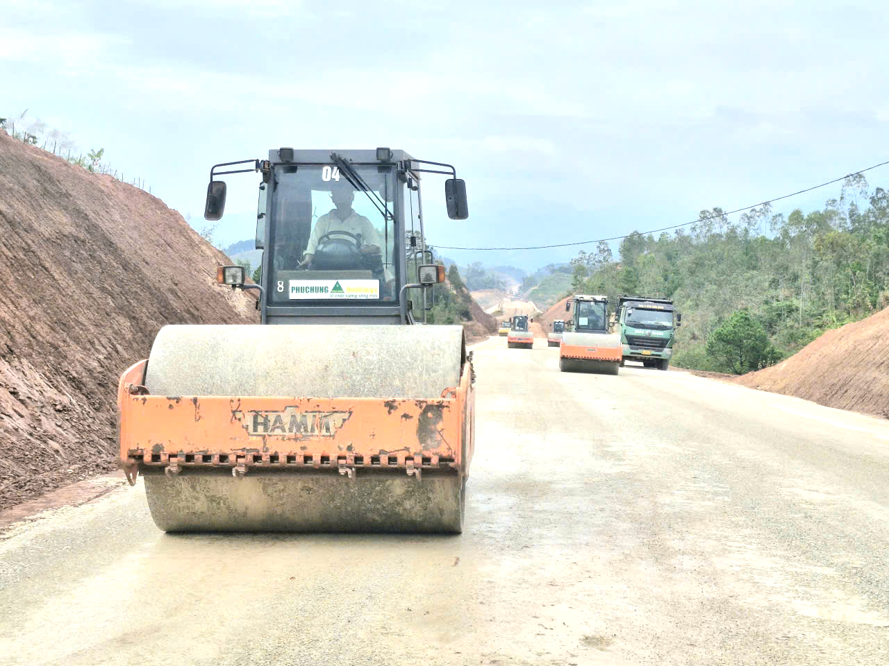 Nhà thầu tăng ca, quyết tâm đưa dự án nâng cấp quốc lộ 4B qua Lạng Sơn về đích đúng hạn- Ảnh 1. Nhà thầu tăng ca, quyết tâm đưa dự án nâng cấp quốc lộ 4B qua Lạng Sơn về đích đúng hạn- Ảnh 1.